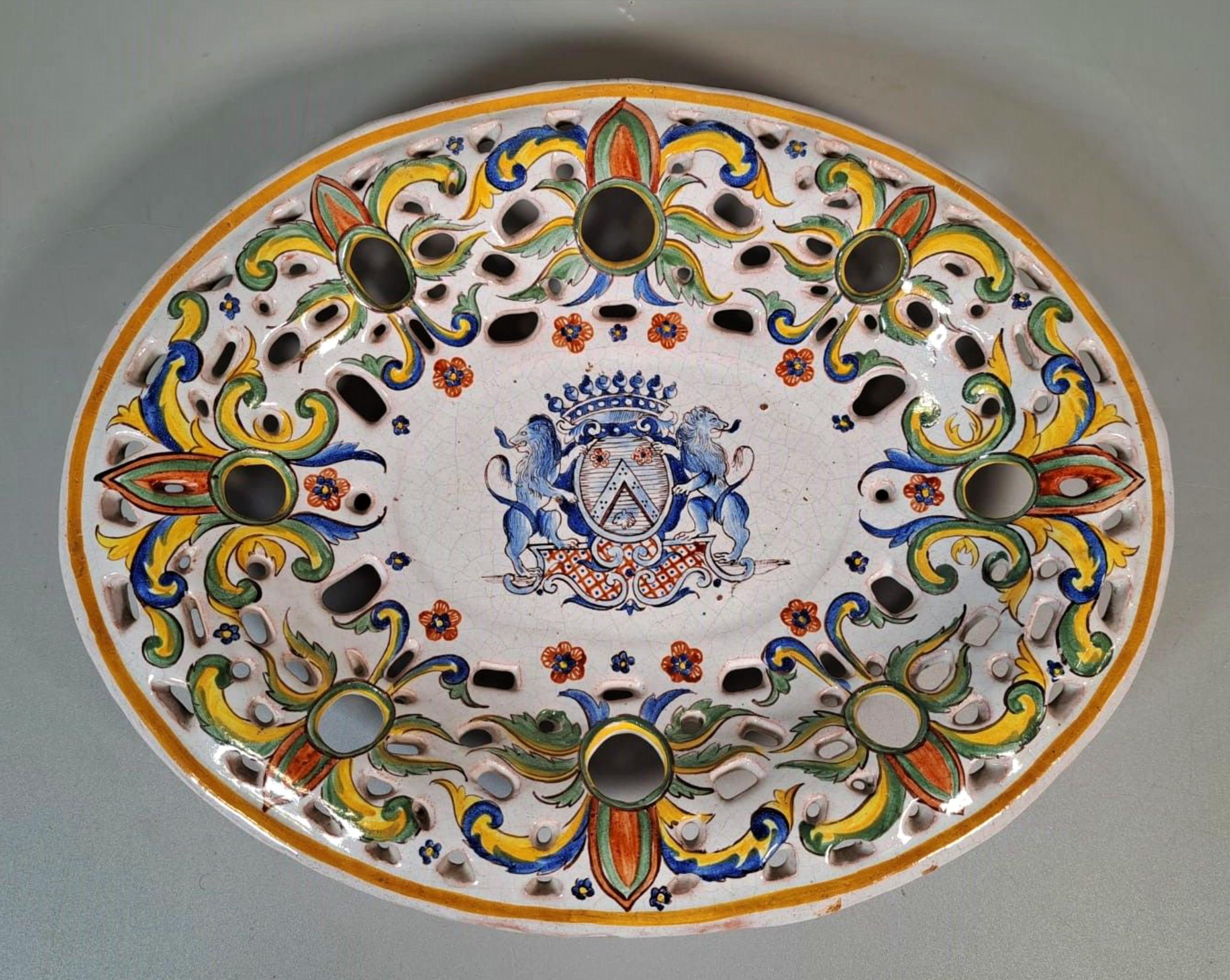Incroyable et rare plat ovale en faïence français du 18ème siècle
avec décor émaillé d'un blason central   
30 x 39 cm
état d'origine