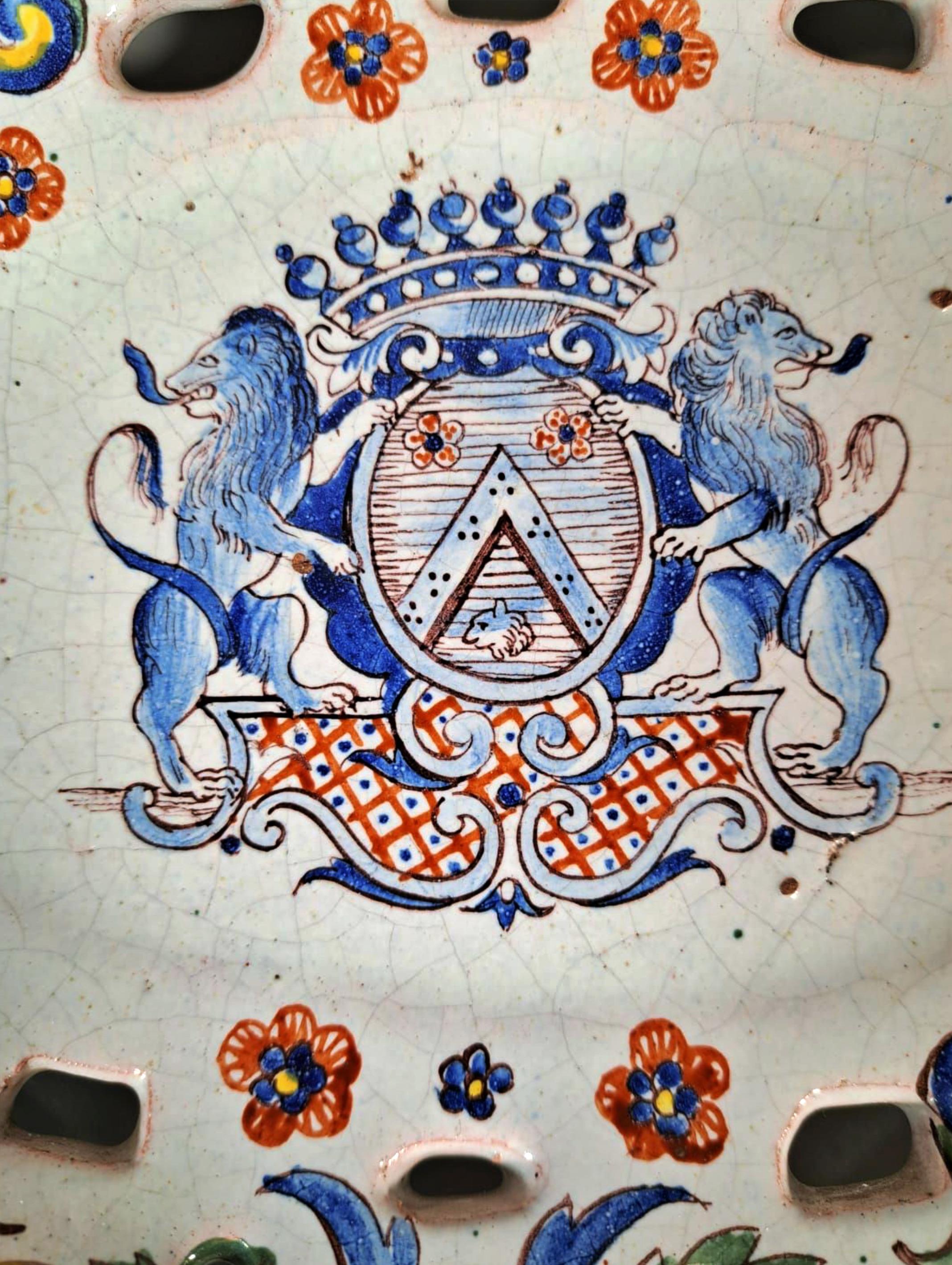Provincial français Incroyable et rare plat ovale en faïence français du 18ème siècle en vente