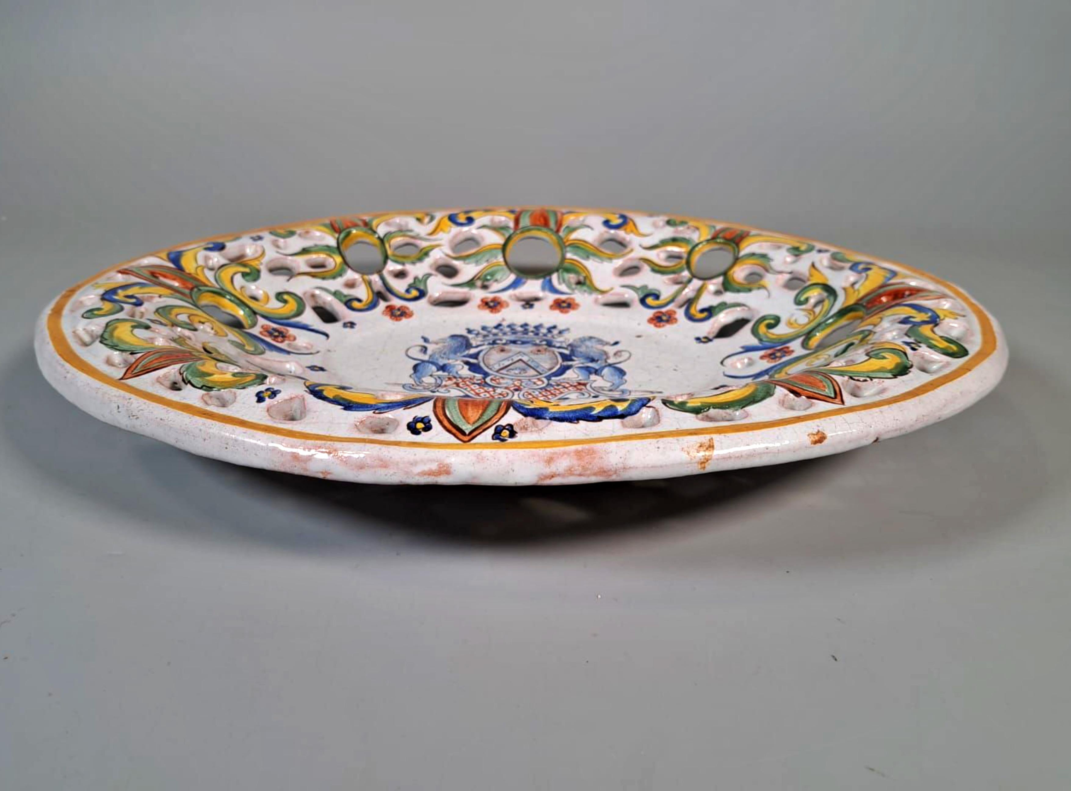 Français Incroyable et rare plat ovale en faïence français du 18ème siècle en vente
