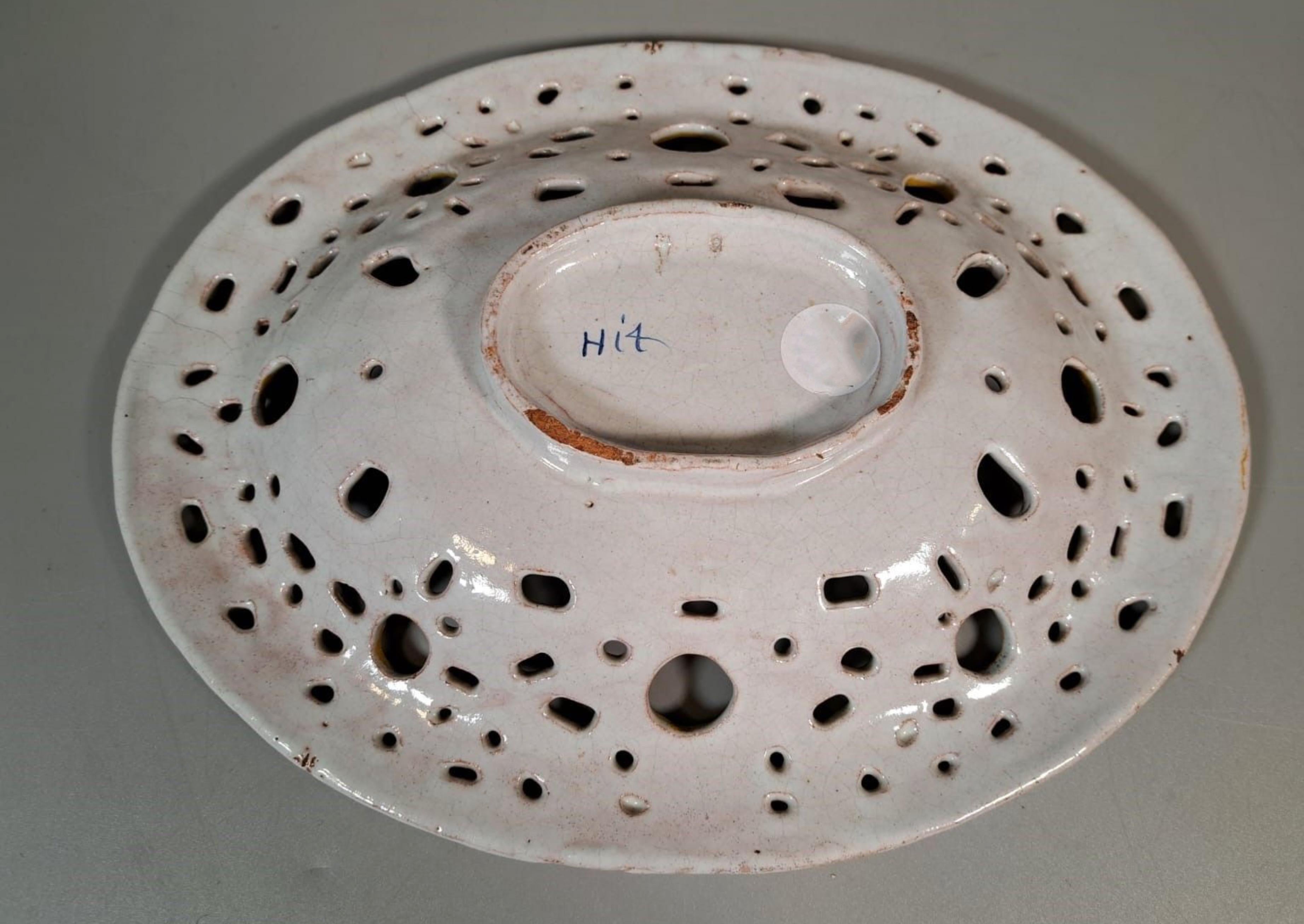 Incroyable et rare plat ovale en faïence français du 18ème siècle Bon état - En vente à Madrid, ES