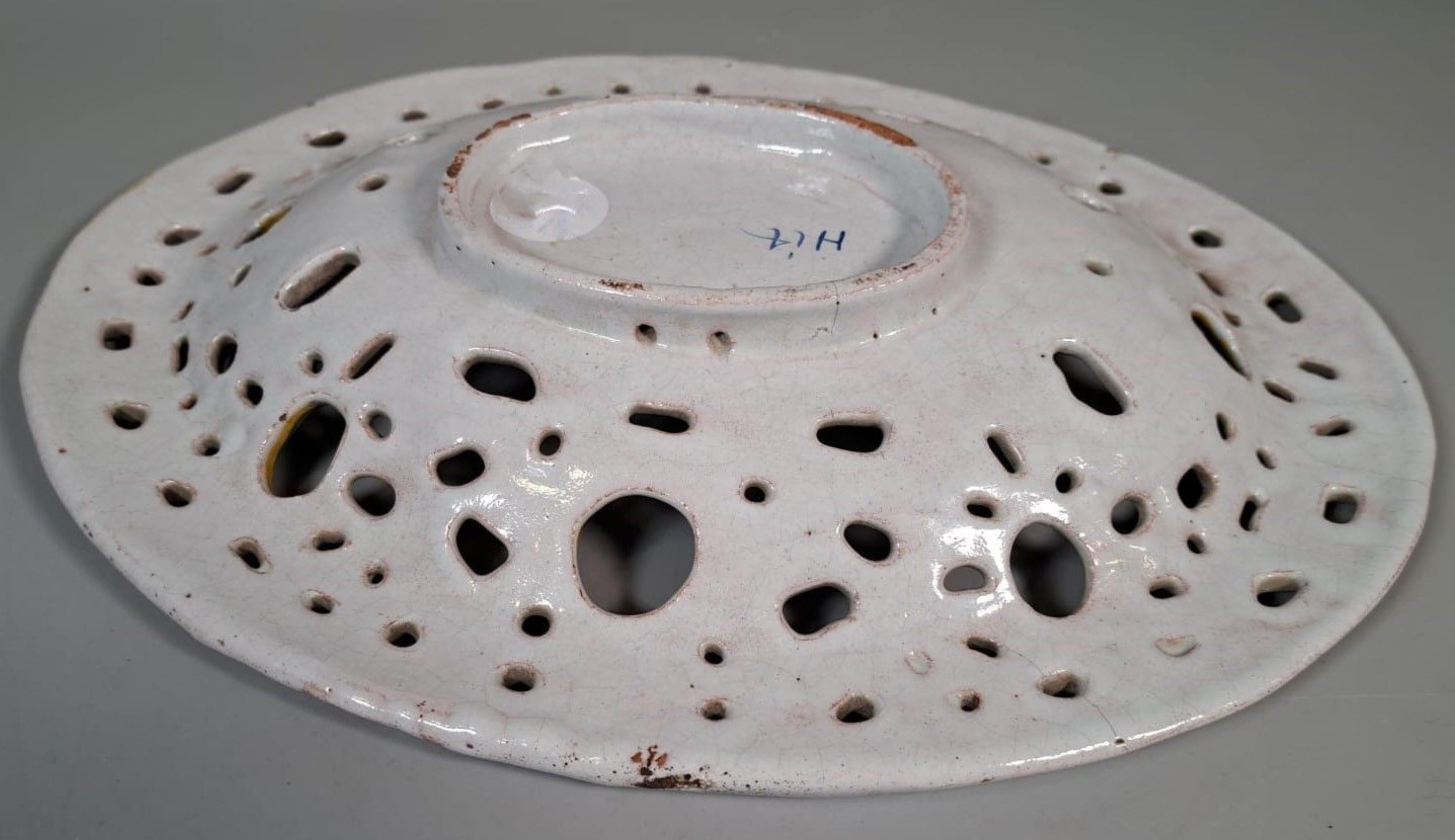 XVIIIe siècle et antérieur Incroyable et rare plat ovale en faïence français du 18ème siècle en vente