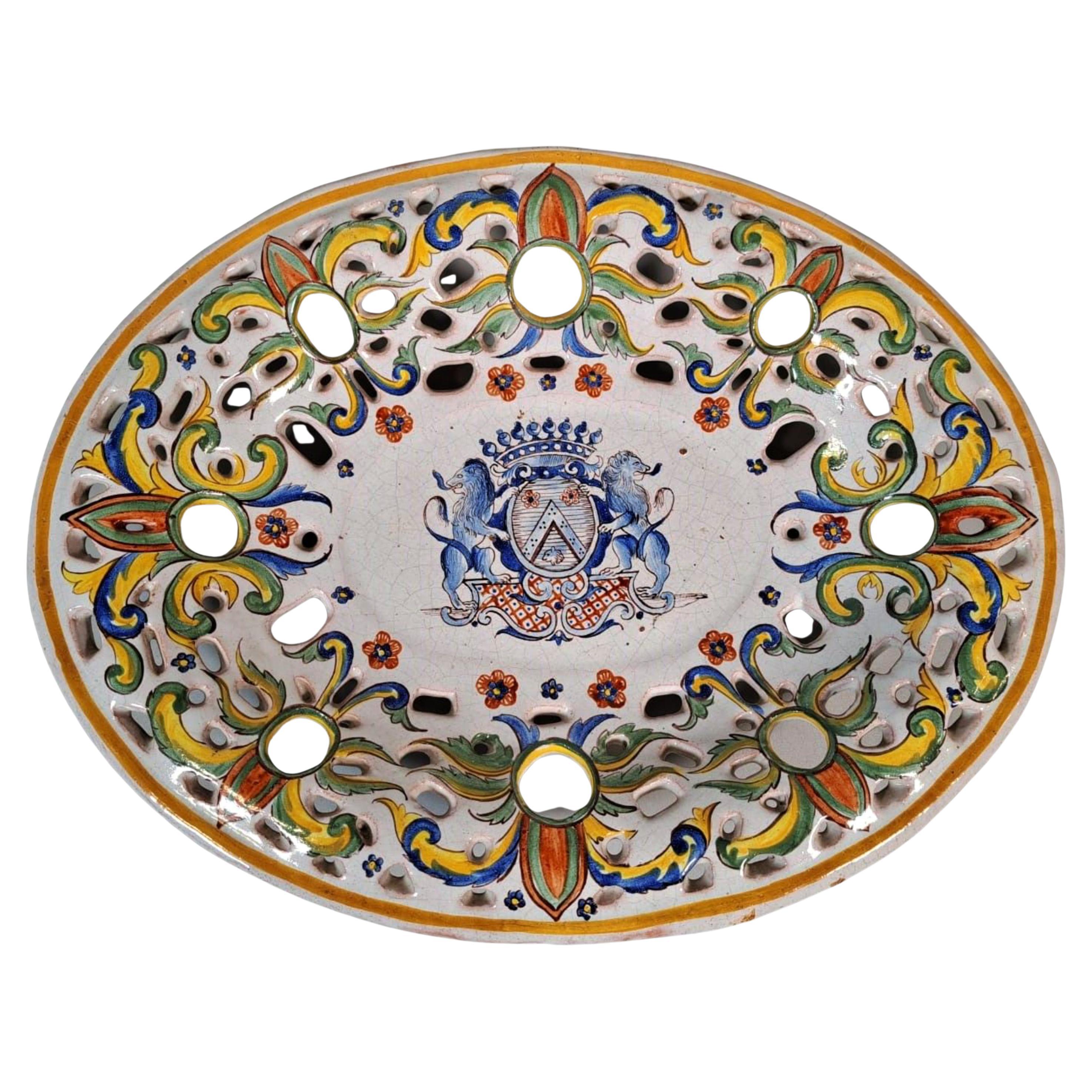 Asombroso y Raro Plato Ovalado Francés de Loza Siglo XVIII