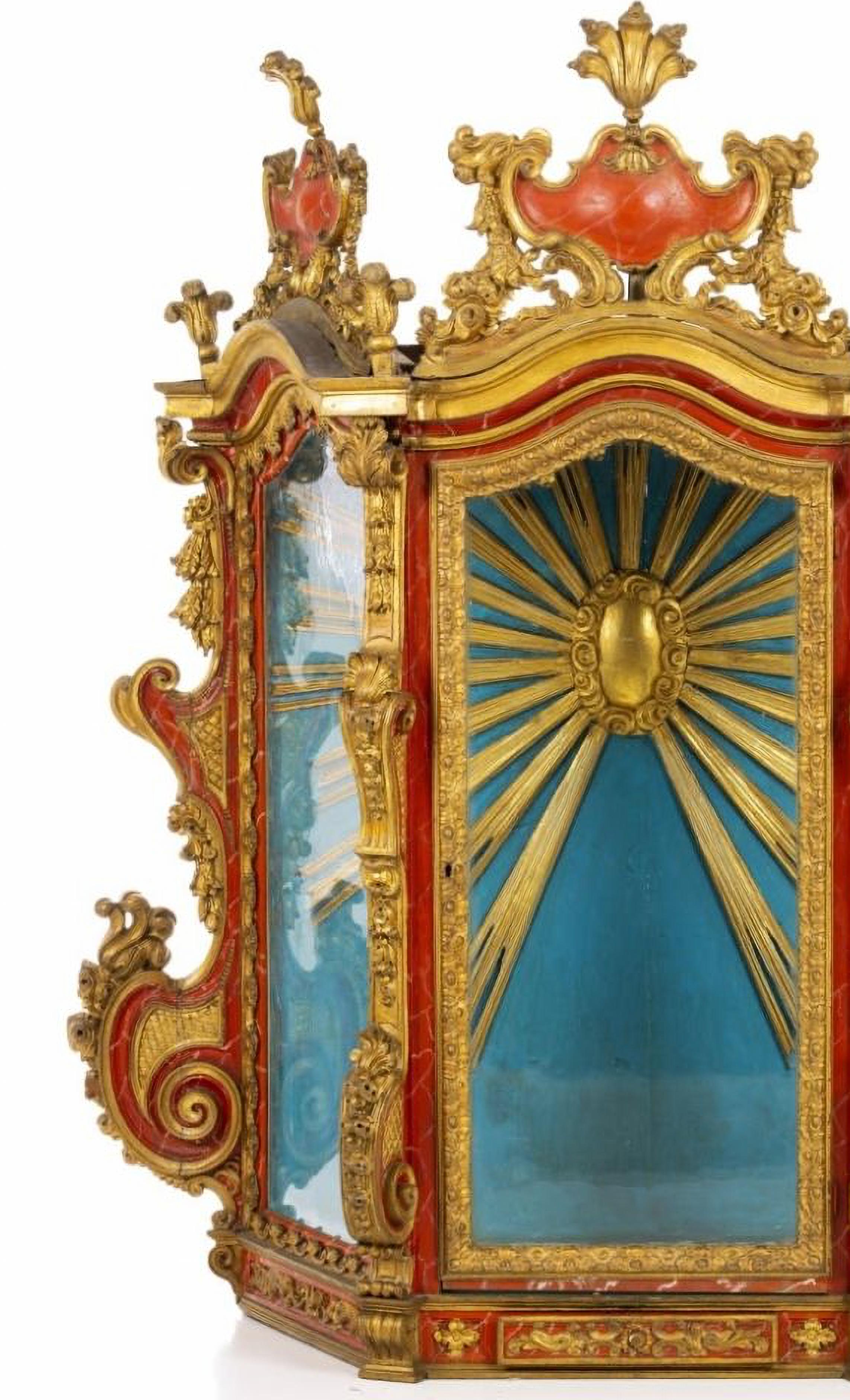 Amazing and Rare Large carved oratory
Portugal, 17th Century
in richly carved and relief wood with polychrome and gilt decoration with volutes, shell patterns and plant motifs, interior with radiant rays.
Signs of use.
Dim.:181x163x63 cm
good