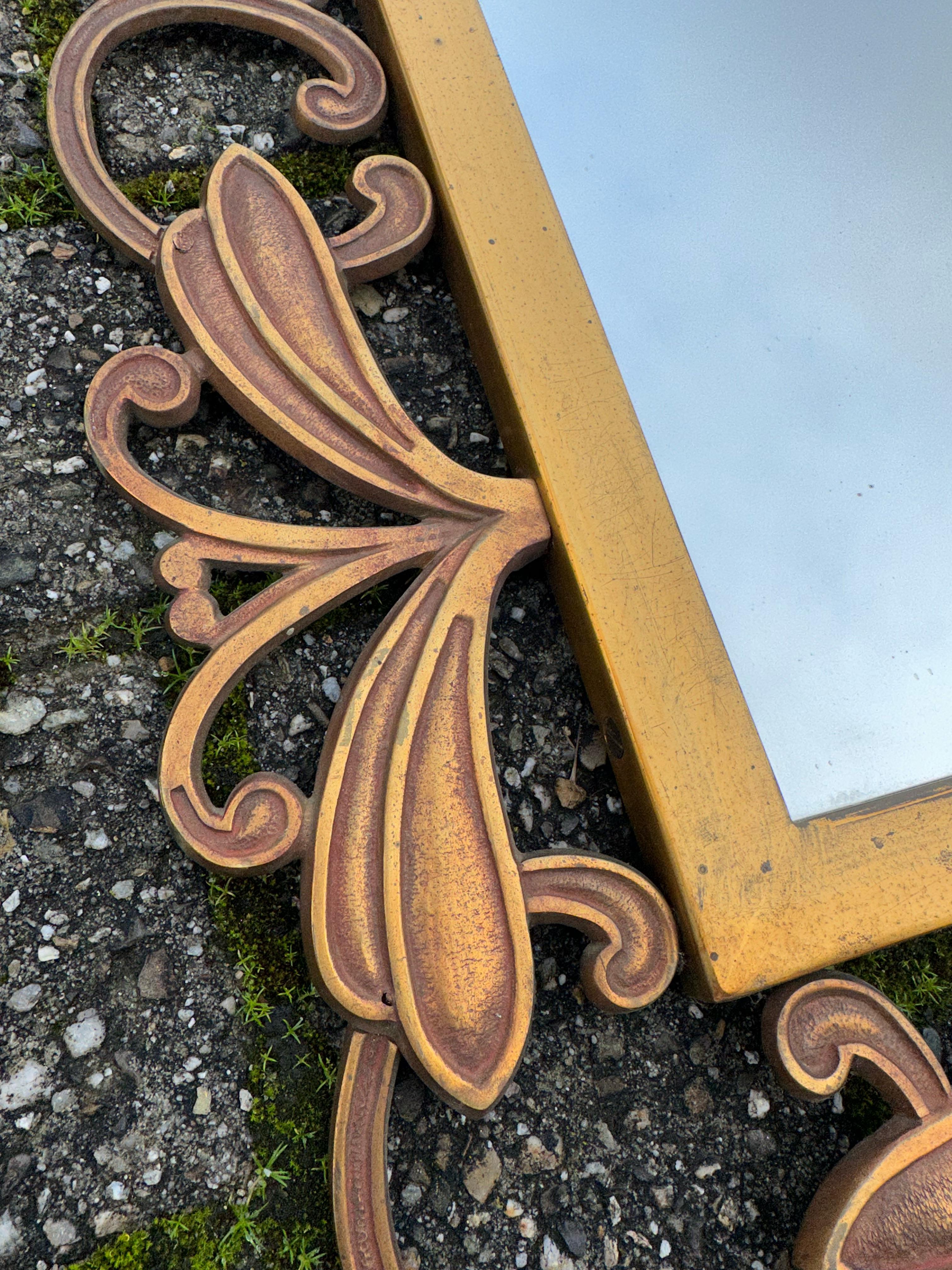 Magnifique et élégant miroir mural italien en bronze fabriqué à la main avec Sculptures de fleurs Bon état - En vente à Lisse, NL