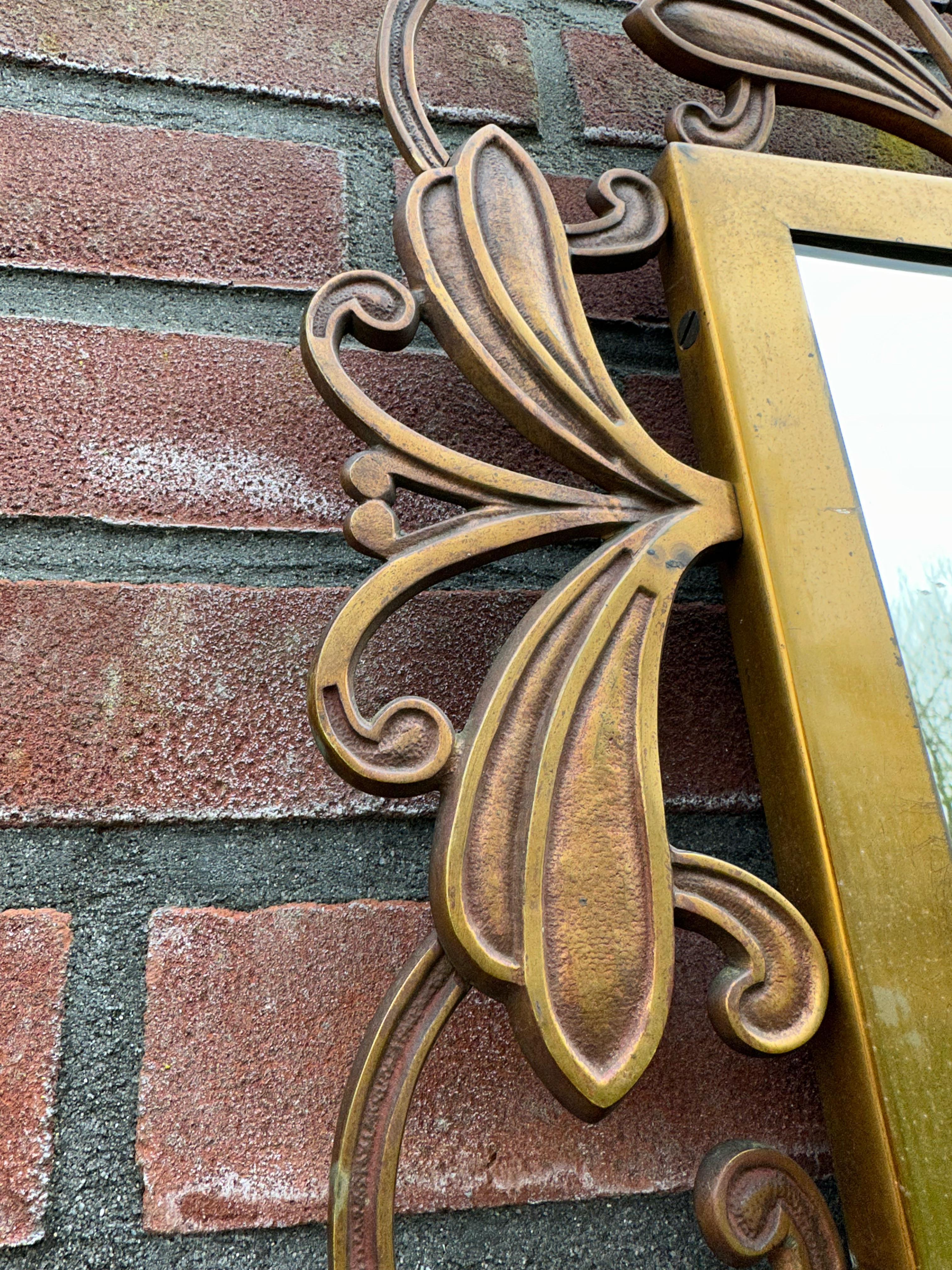 Erstaunlich und stilvolle italienische Hand Crafted Bronze Wandspiegel w. Blumen-Skulpturen im Zustand „Gut“ im Angebot in Lisse, NL