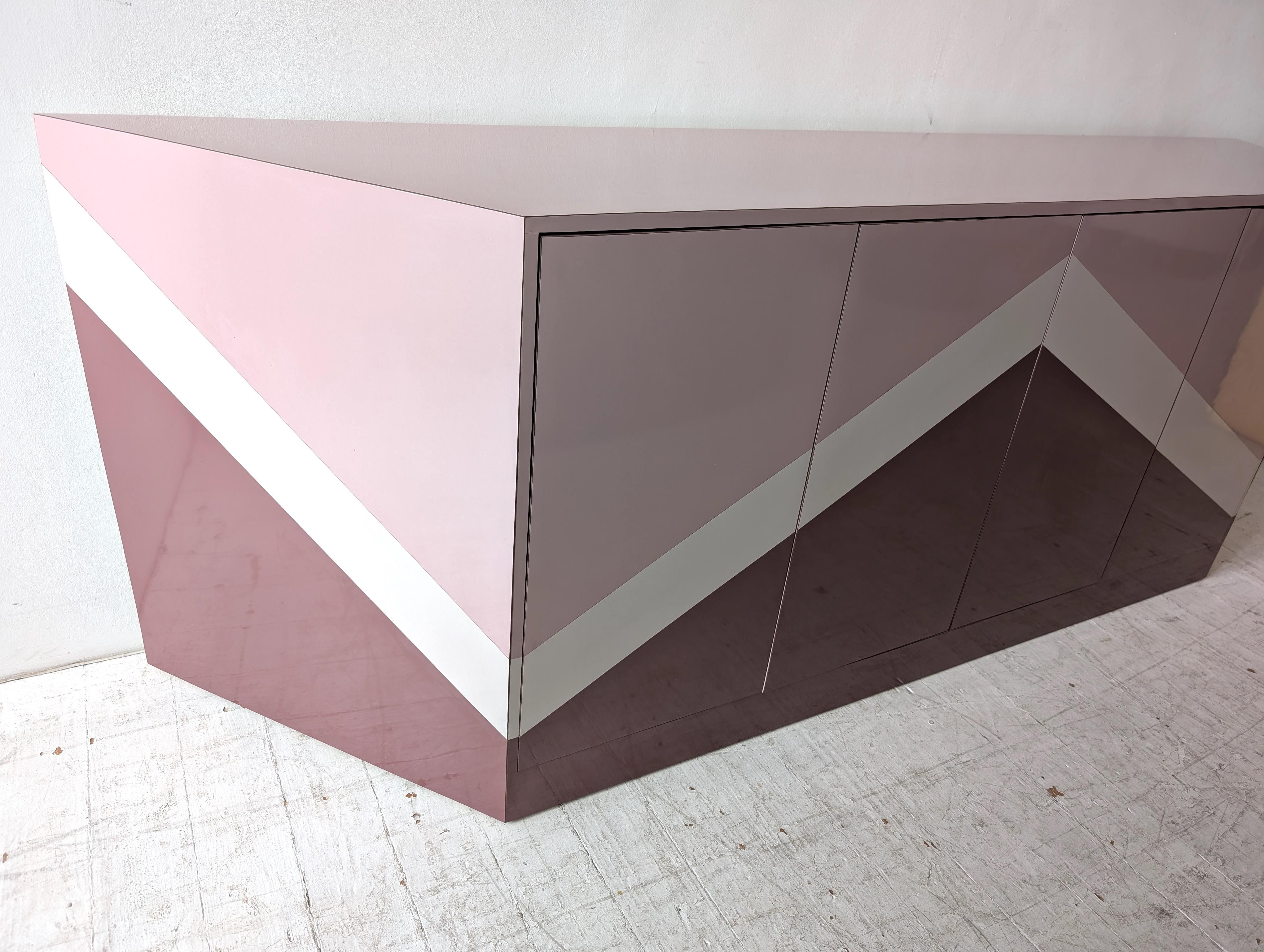 Etonnant buffet postmoderne vintage zig Zag en forme de trapèze angulaire, USA 1980s en vente 3