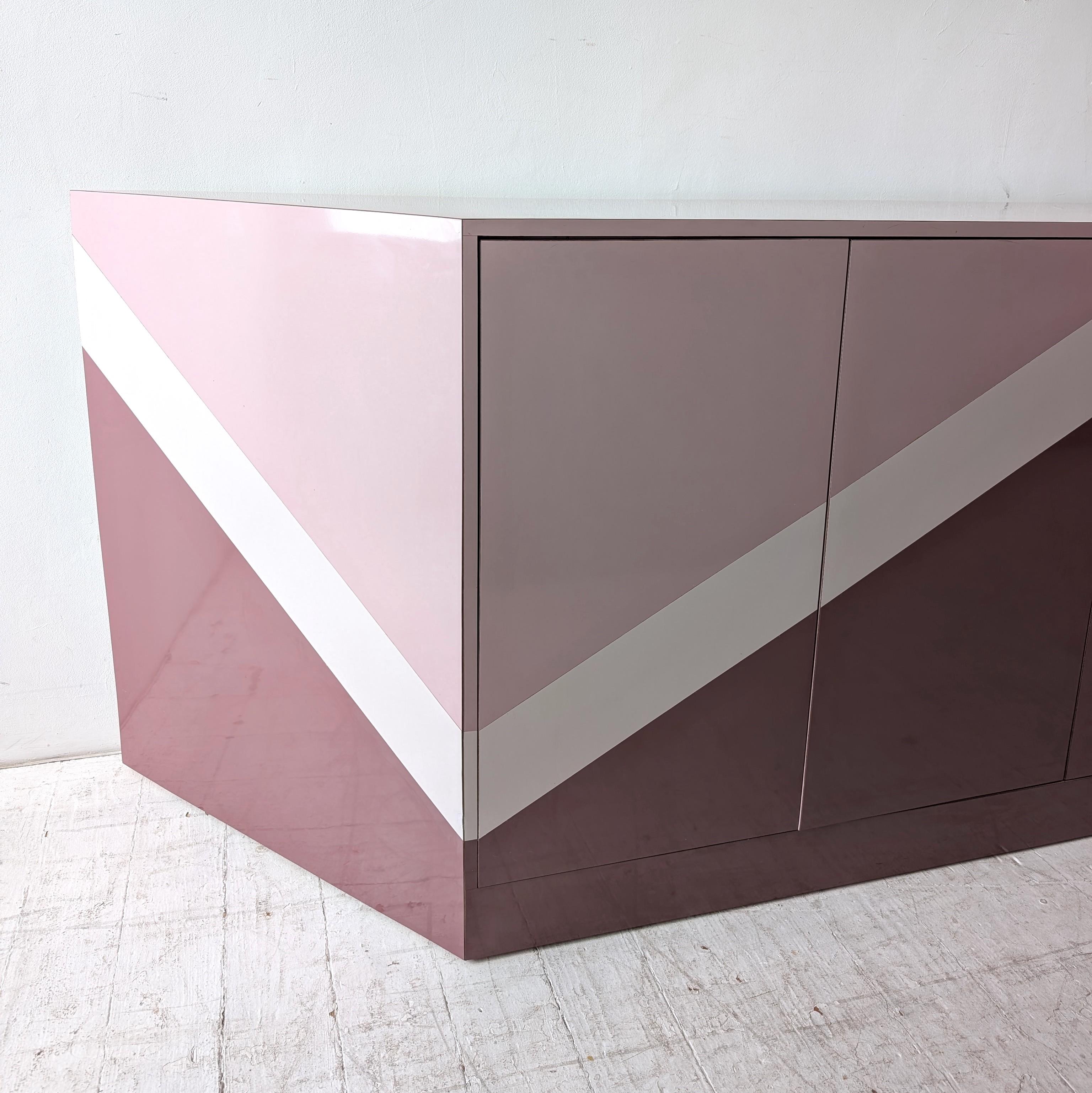 Etonnant buffet postmoderne vintage zig Zag en forme de trapèze angulaire, USA 1980s en vente 4