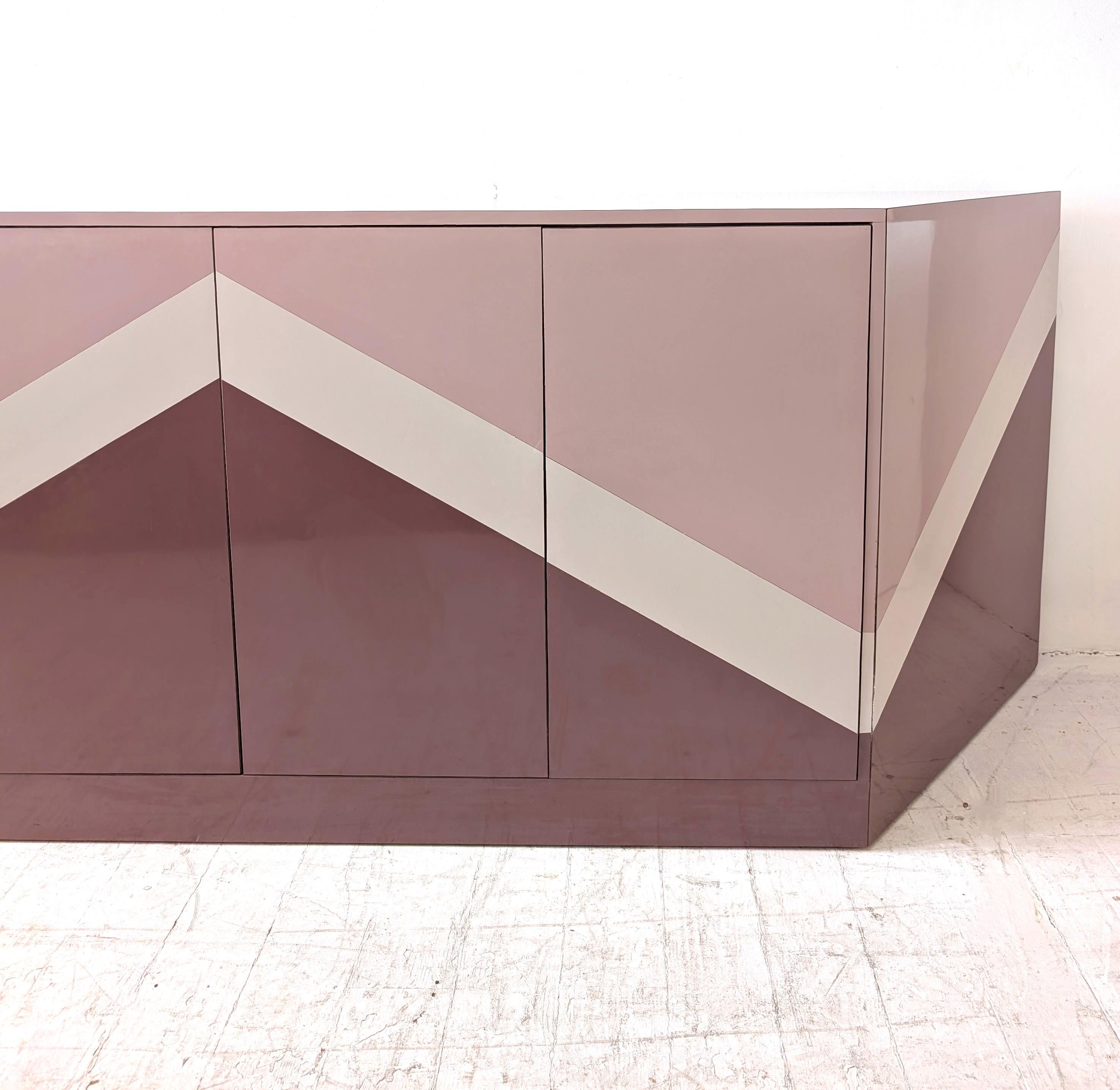 Etonnant buffet postmoderne vintage zig Zag en forme de trapèze angulaire, USA 1980s en vente 5