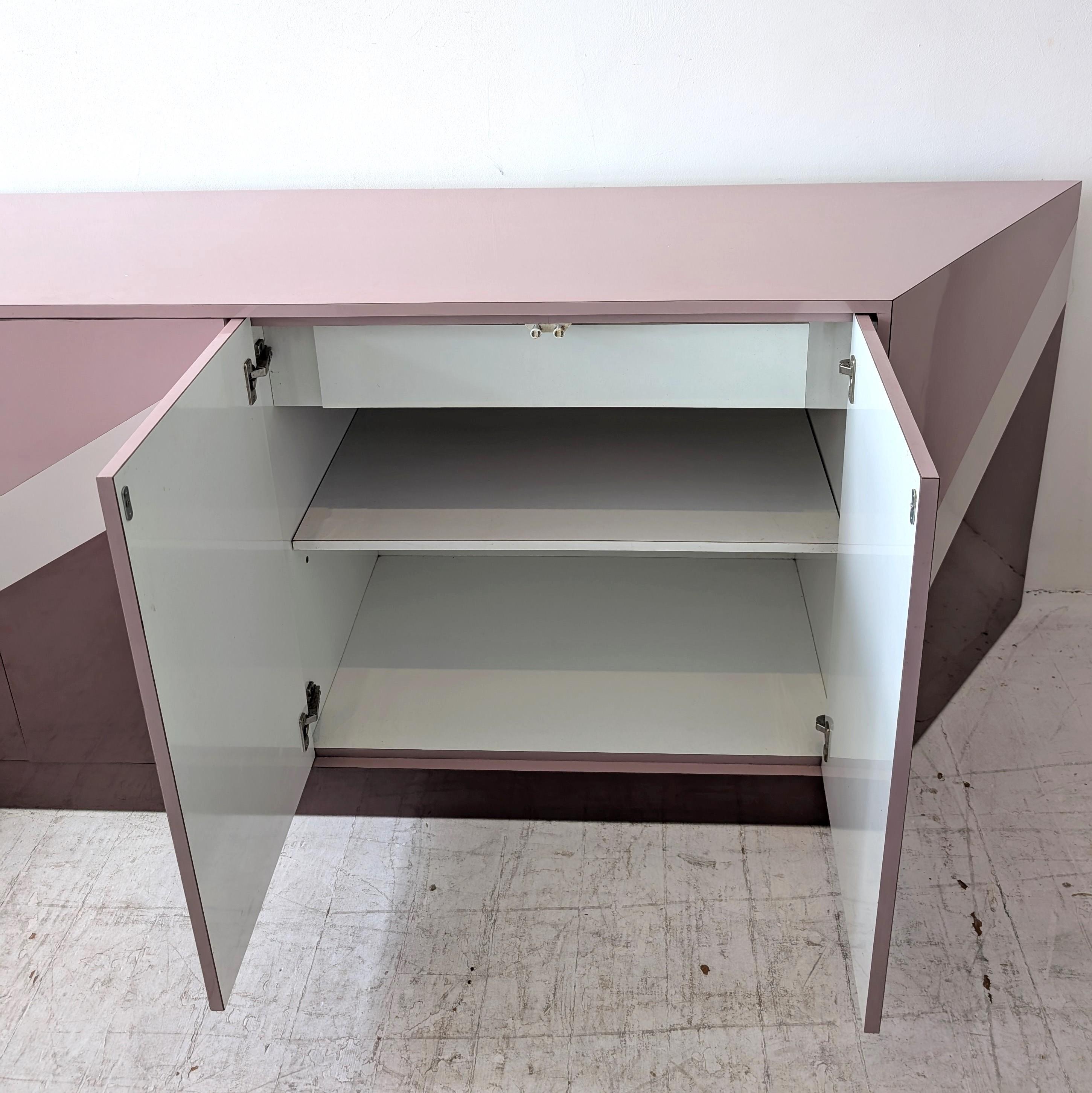 Etonnant buffet postmoderne vintage zig Zag en forme de trapèze angulaire, USA 1980s en vente 9