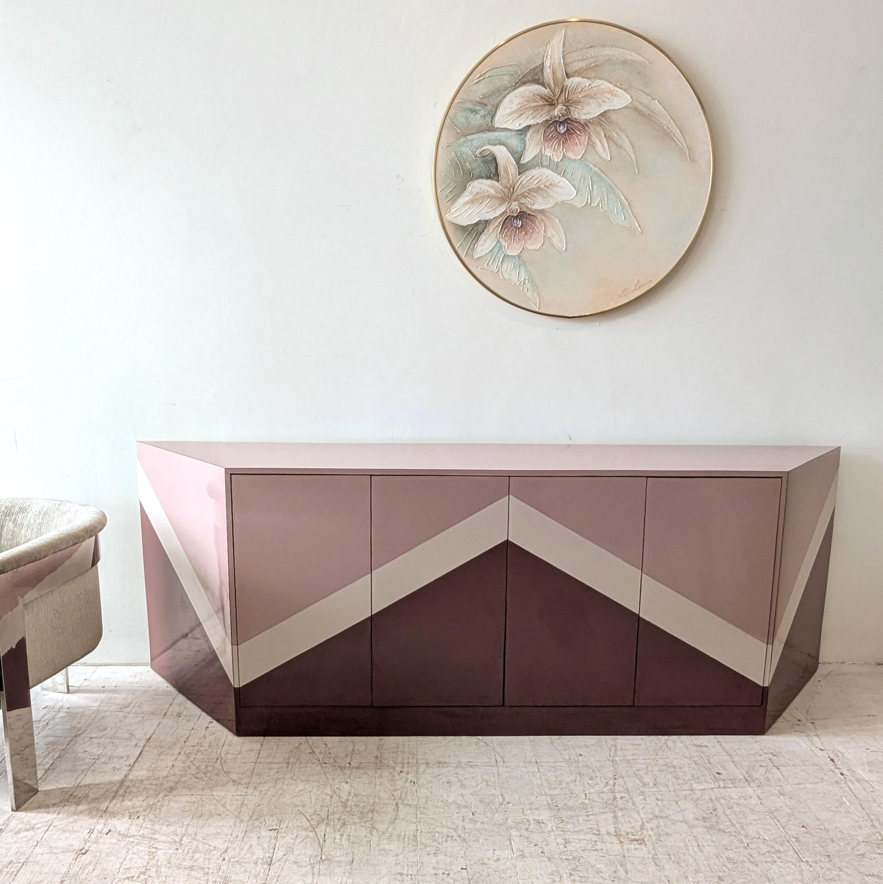 Postmoderne Etonnant buffet postmoderne vintage zig Zag en forme de trapèze angulaire, USA 1980s en vente