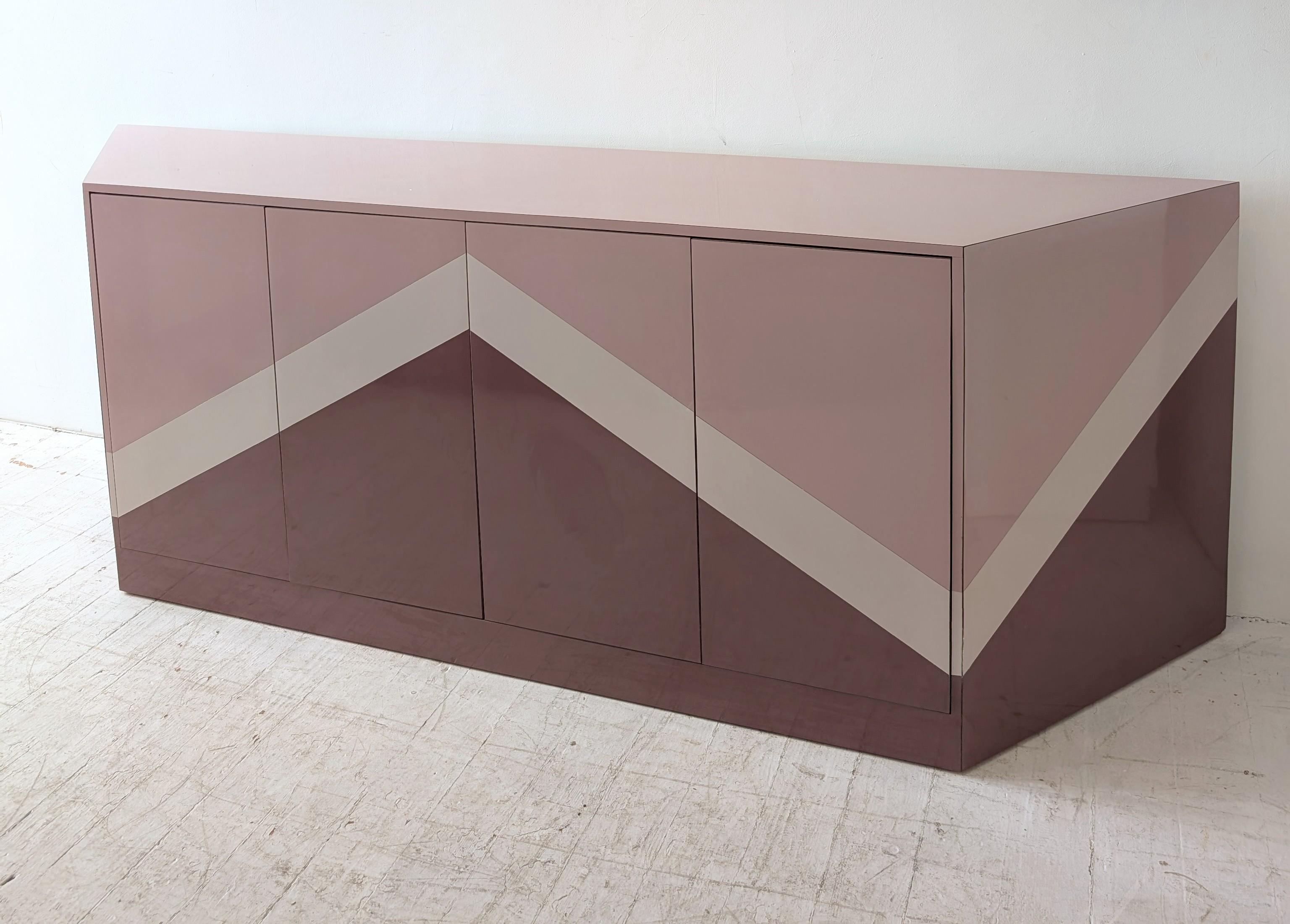 Américain Etonnant buffet postmoderne vintage zig Zag en forme de trapèze angulaire, USA 1980s en vente