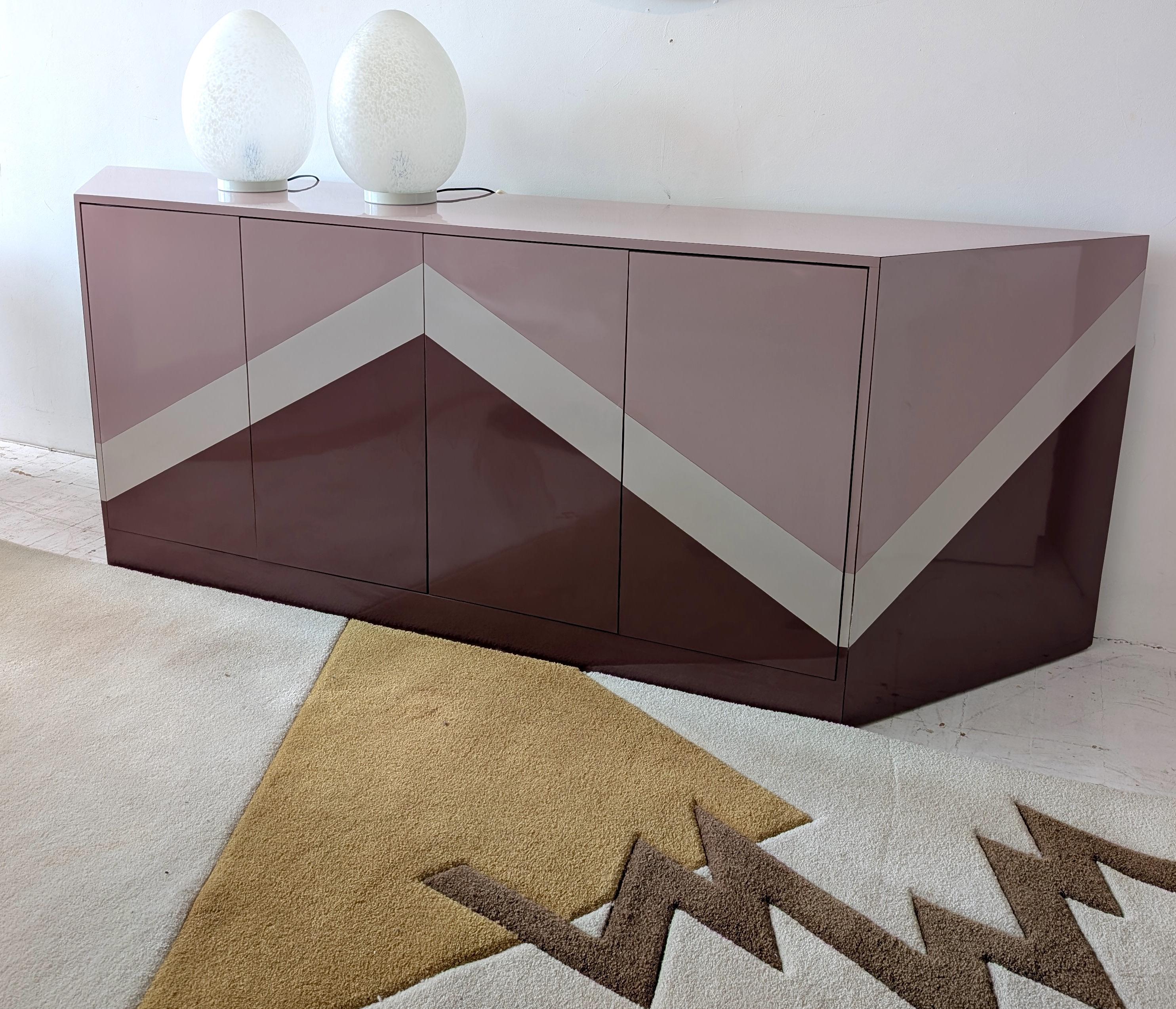 Etonnant buffet postmoderne vintage zig Zag en forme de trapèze angulaire, USA 1980s Bon état - En vente à Hastings, GB