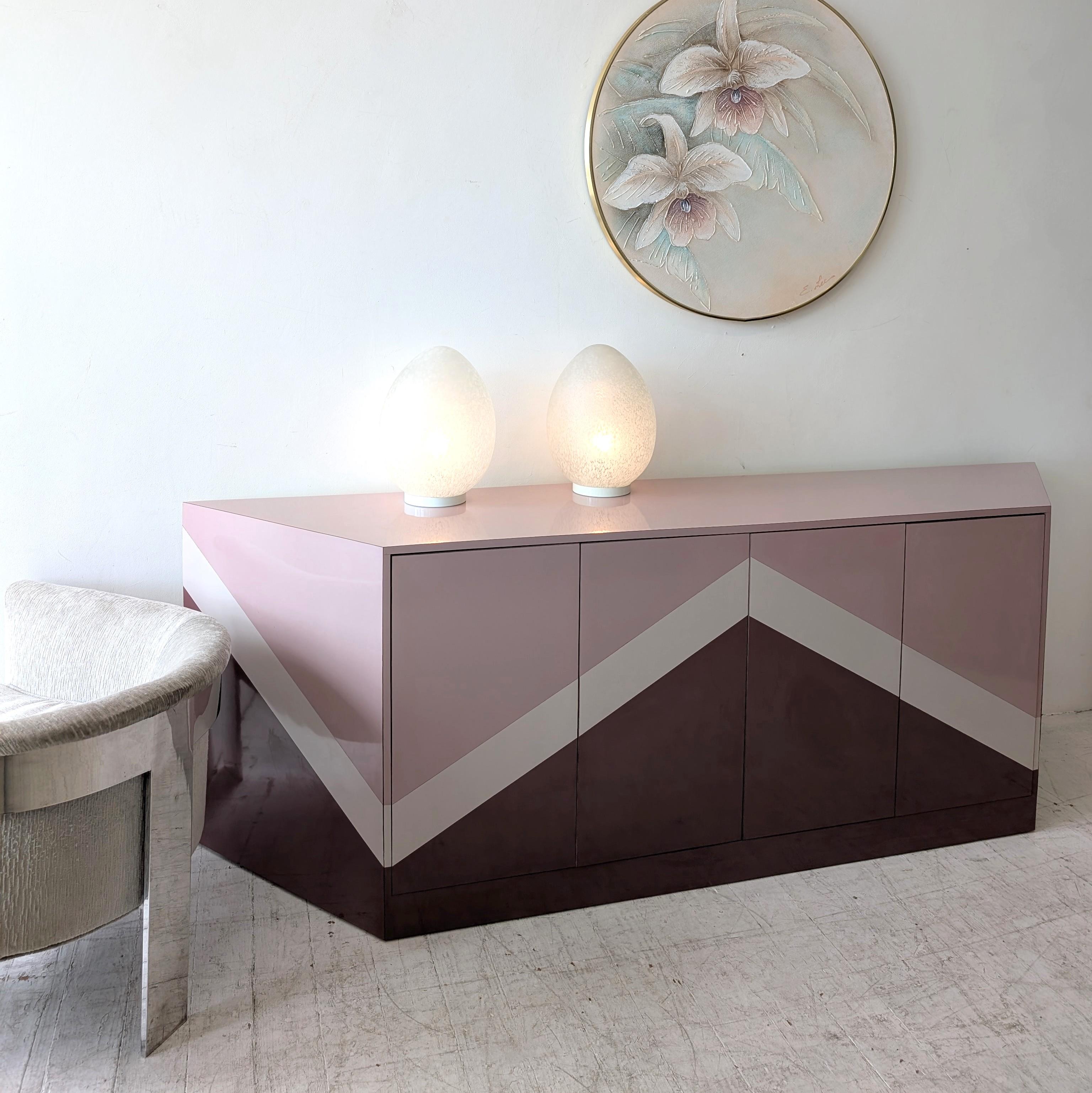 20ième siècle Etonnant buffet postmoderne vintage zig Zag en forme de trapèze angulaire, USA 1980s en vente