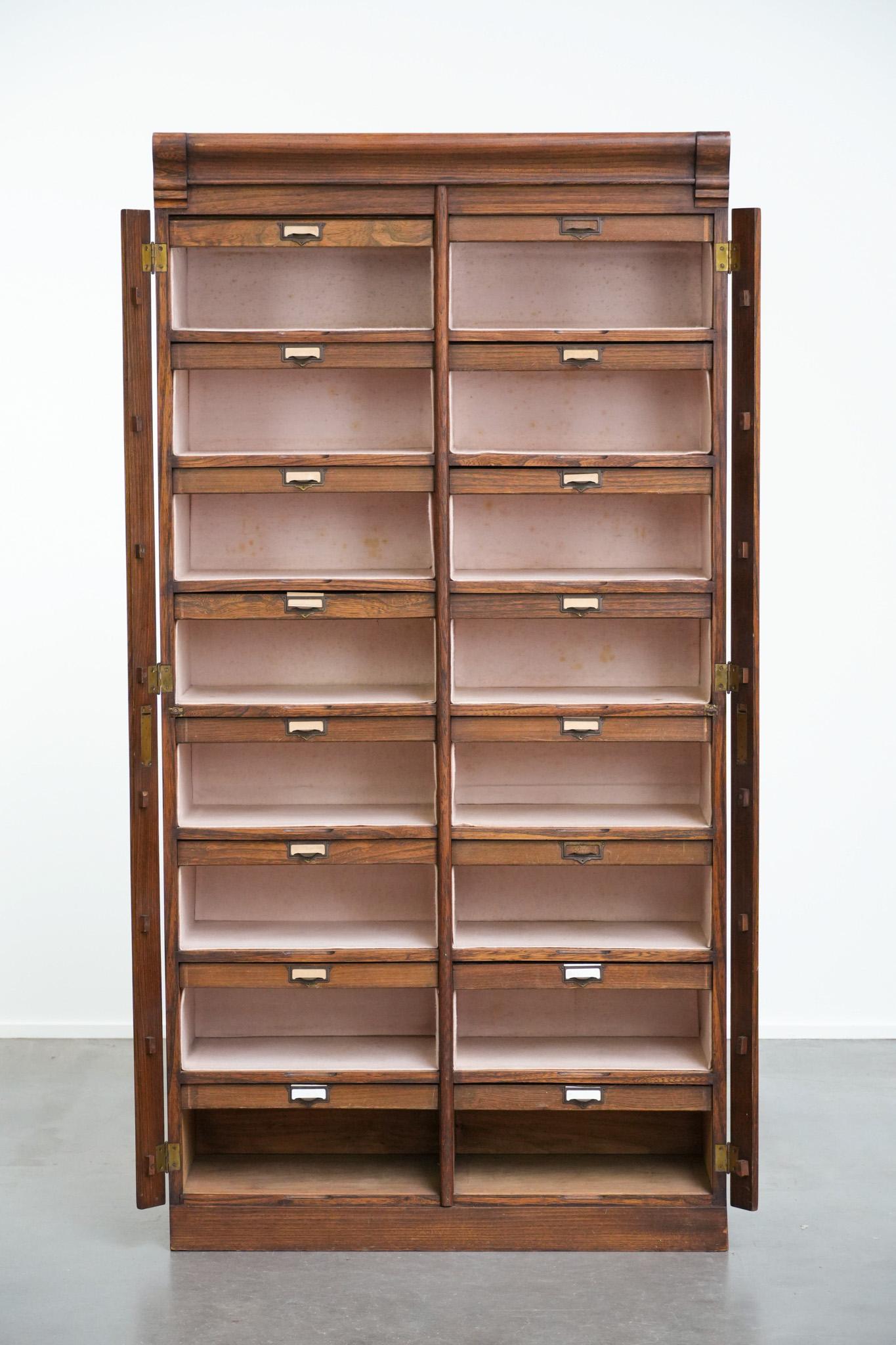 Maravilloso armario de archivo de finales del siglo XIX / principios del XX, fabricado en roble. Puede colocarse fácilmente tanto en un interior clásico como moderno o en una oficina. ¡Es un complemento perfecto para los amantes de las antigüedades!