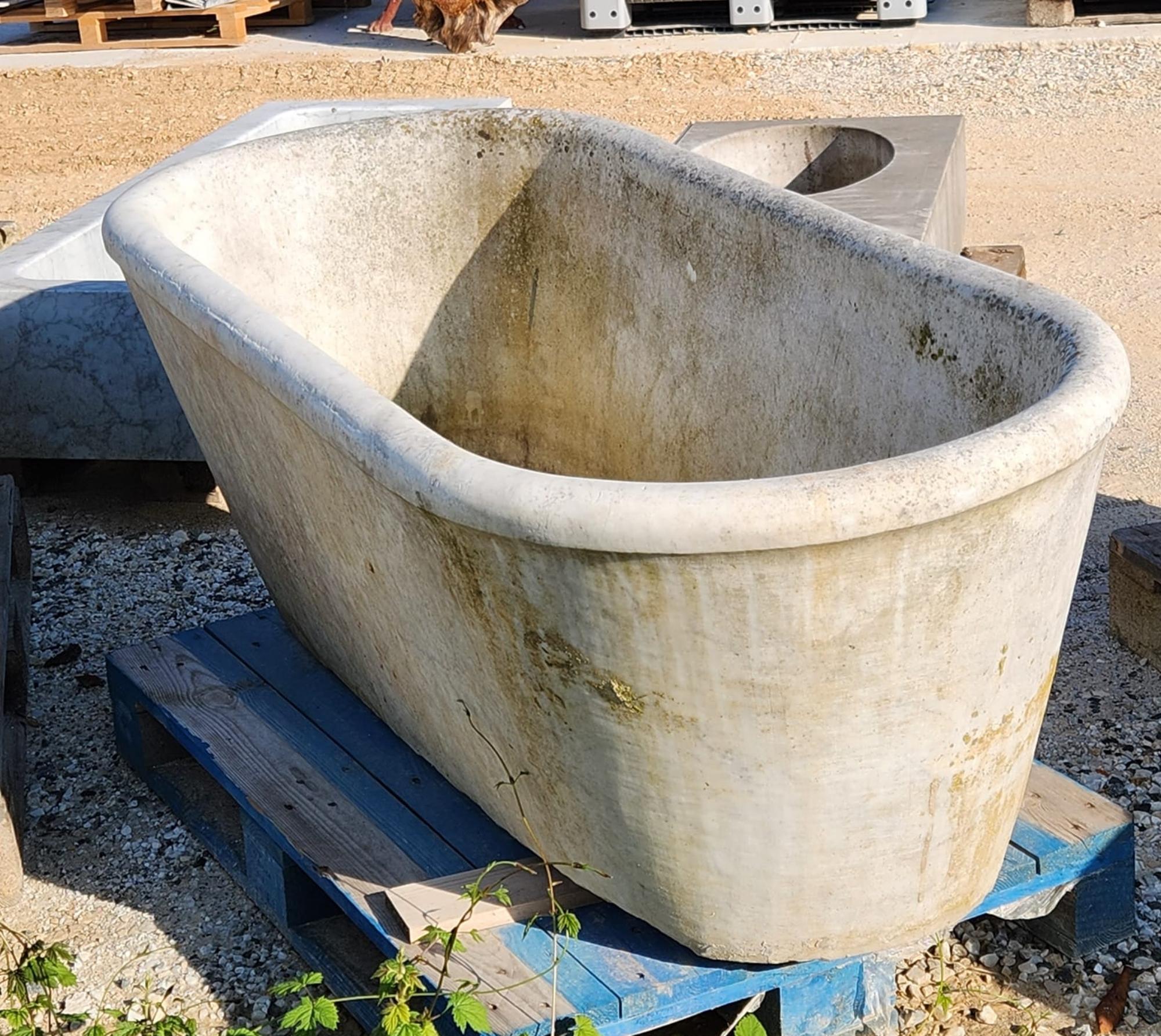 Amazing Antique Bathtub in Carrara White Marble with Rings 18th Century For Sale 4