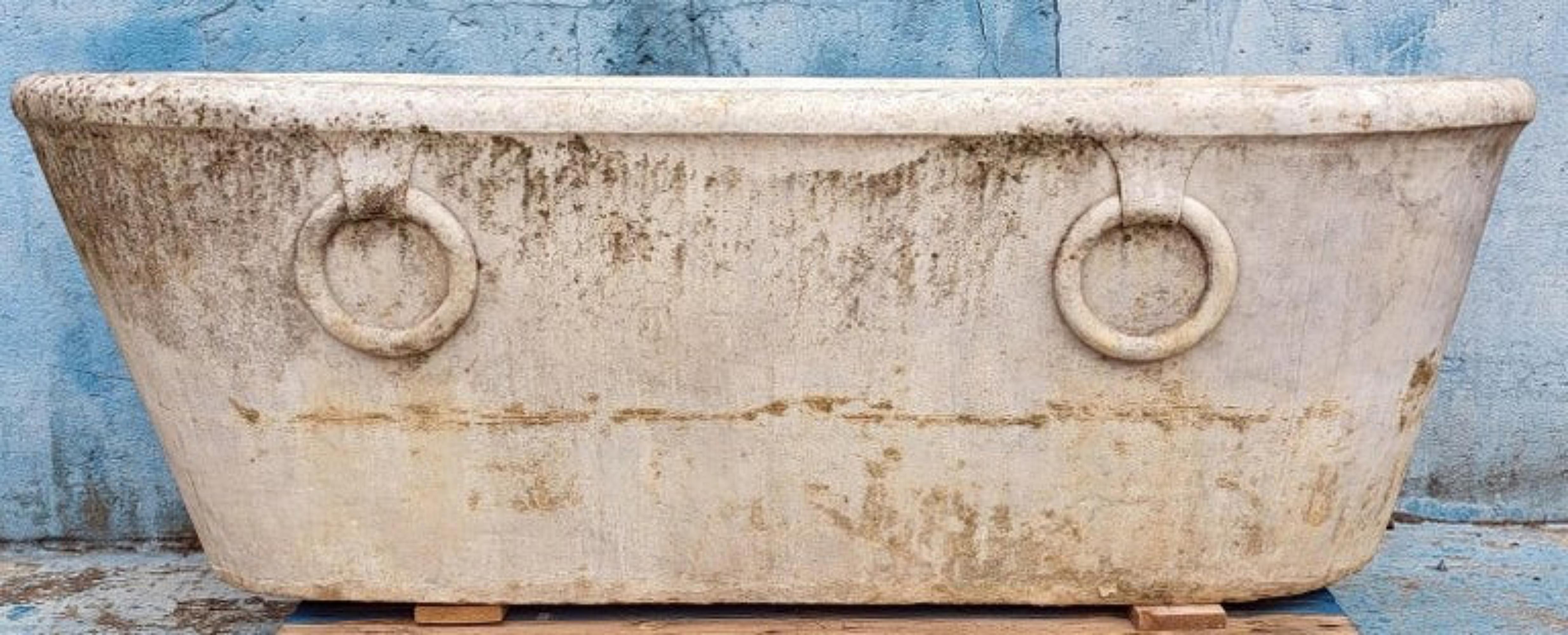 Antique bathtub in Carrara white marble with rings 18th century
Height 60 cm
Width 76 cm
Length 176 cm
Internal depth of the basin 50 cm
Weight 300 Kg
Manufacture 18th century
Material white Carrara marble
Internal Measures 160 X 71 cm.

Important