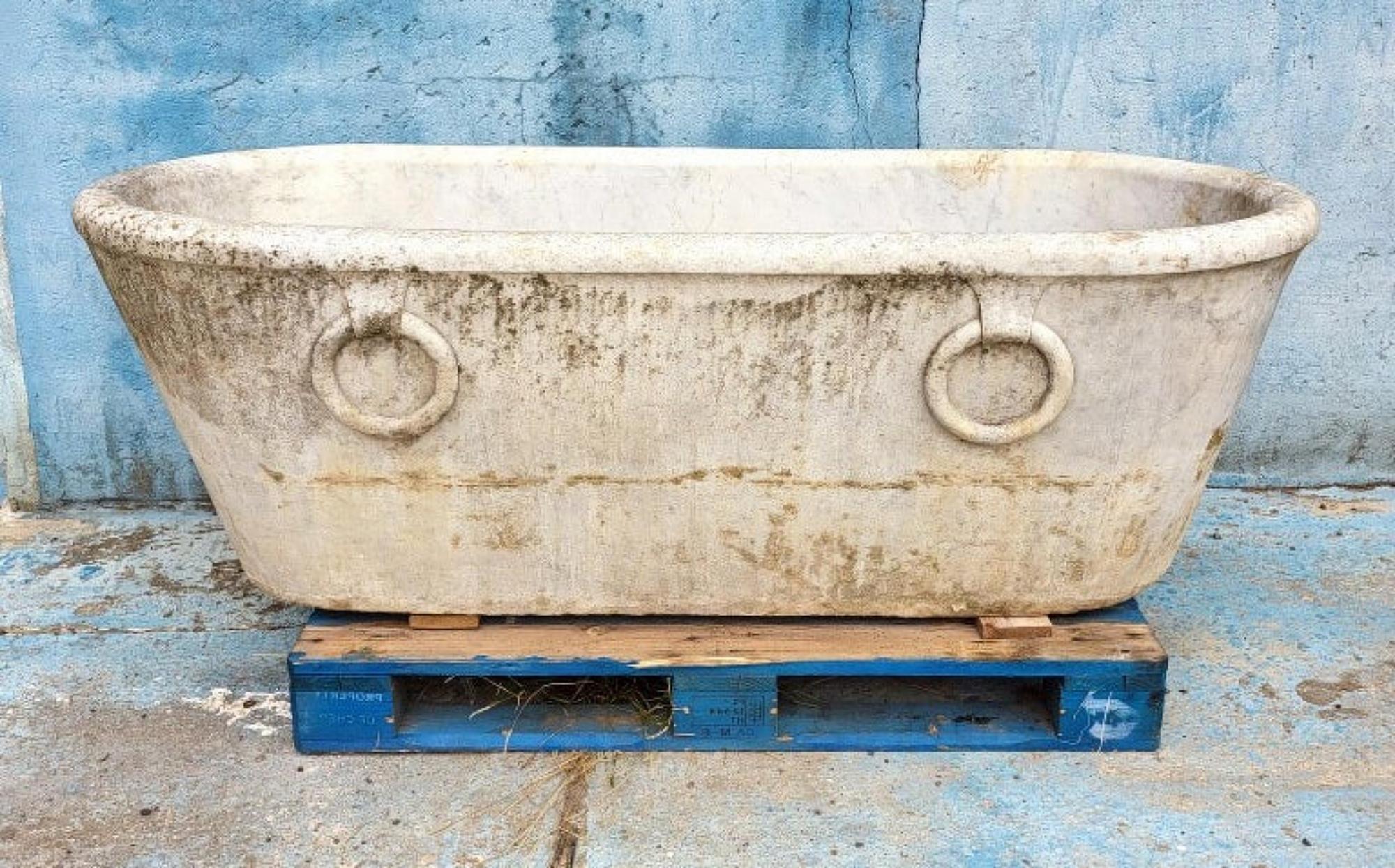 Baroque Amazing Antique Bathtub in Carrara White Marble with Rings 18th Century For Sale