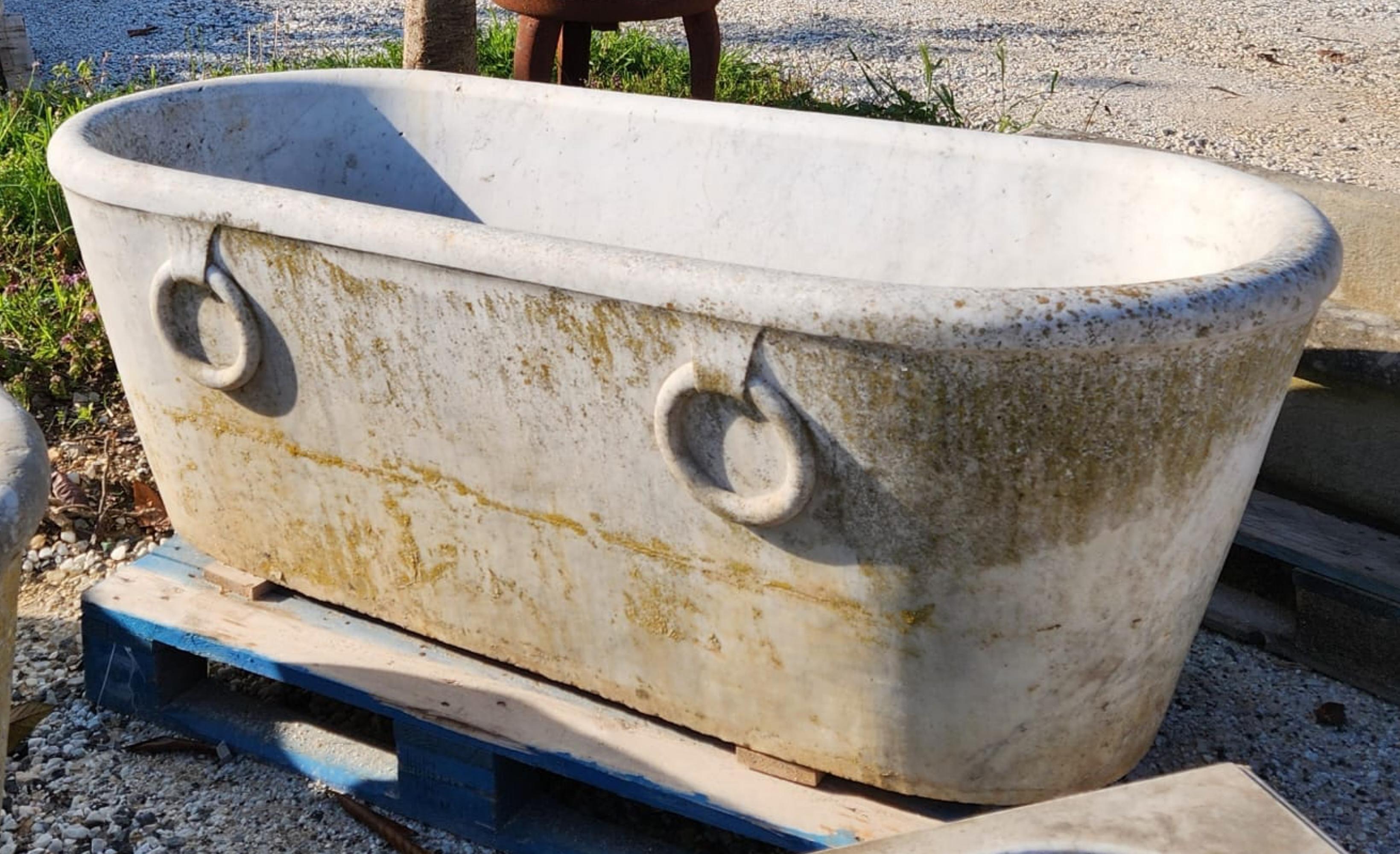 Amazing Antique Bathtub in Carrara White Marble with Rings 18th Century For Sale 1