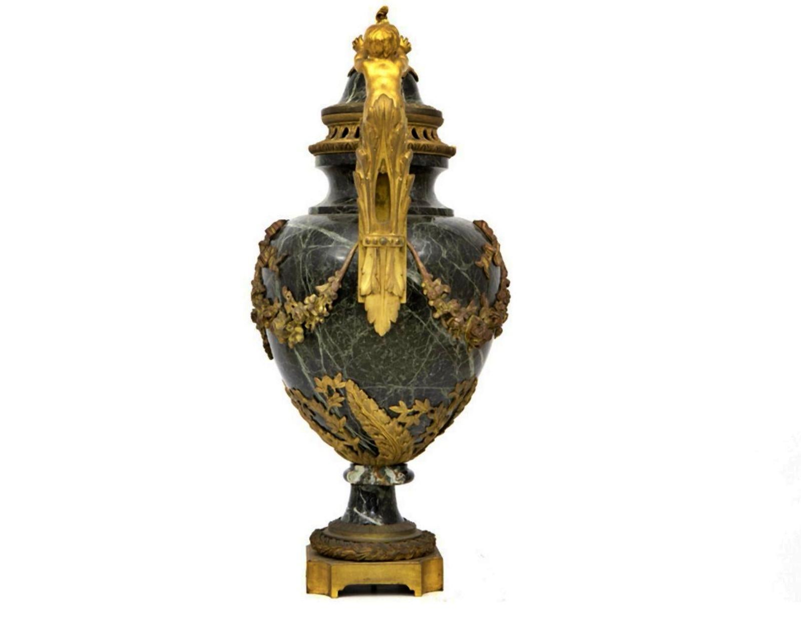 Incredibile vaso cassolet italiano antico con coperchio grande del XIX secolo
In marmo verde con una bella cornice in bronzo decorato (con bambini e ghirlande) - altezza: 66 cm 
Ottime condizioni.