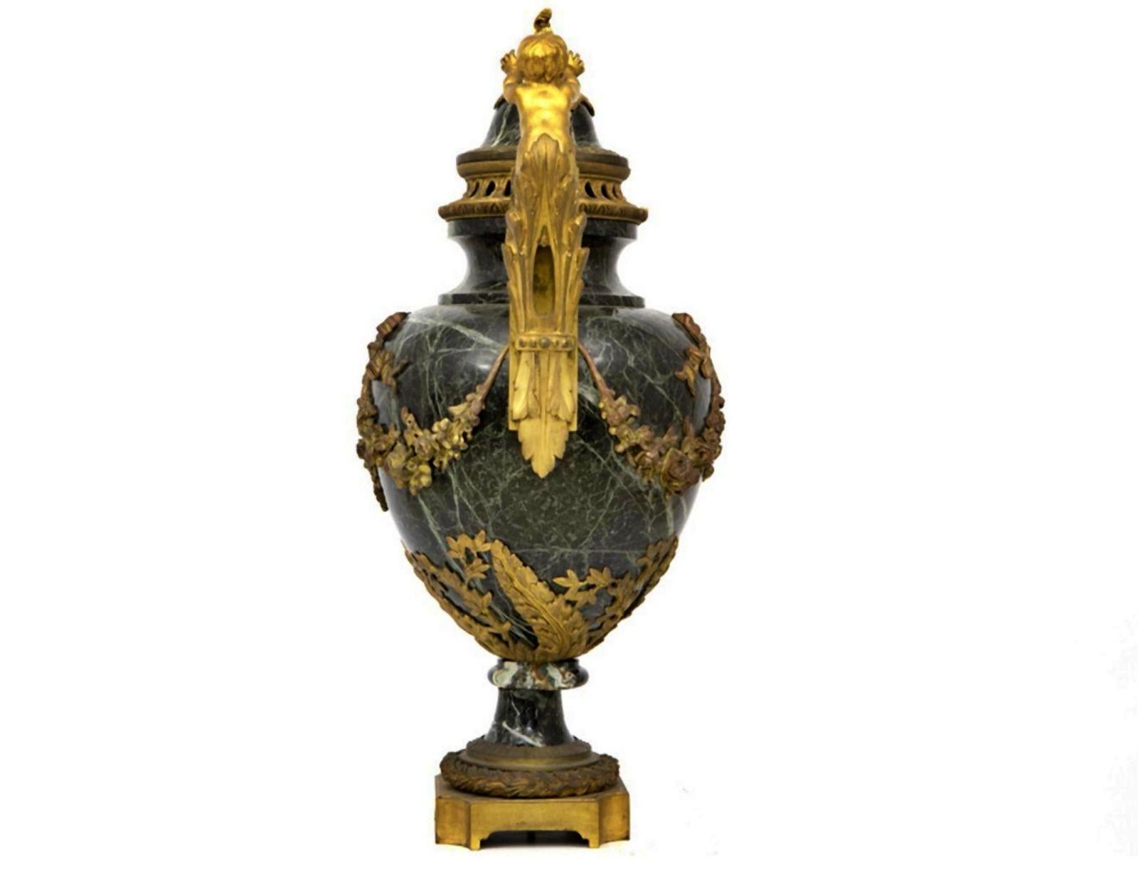 Etonnant grand vase cassolette italien à couvercle 19ème siècle
En marbre vert avec un beau cadre en bronze décoré (avec enfants et guirlandes) - hauteur : 66 cm 
Très bon état.