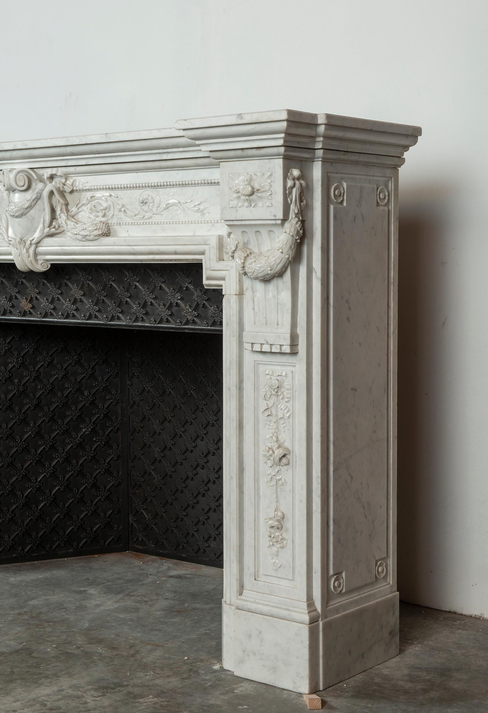 Amazing Antique Louis XVI Fireplace Mantel In Good Condition For Sale In Haarlem, Noord-Holland