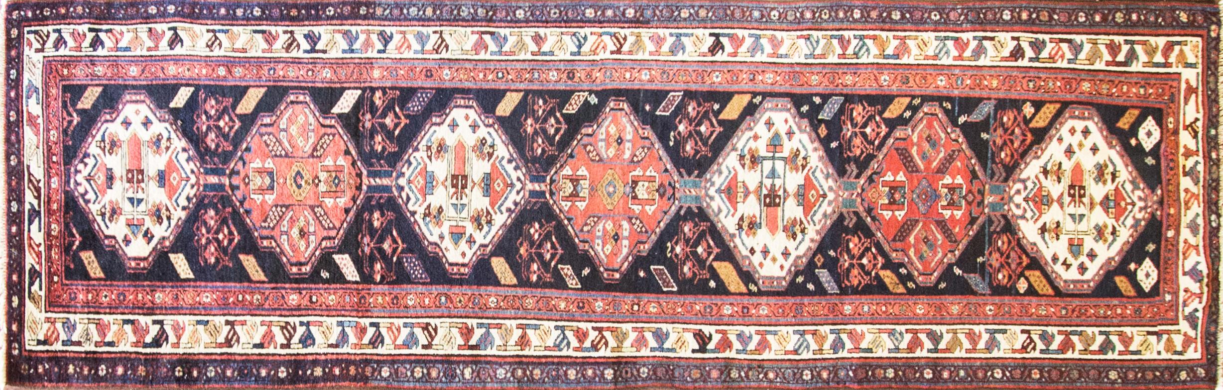 Feiner antiker persischer Bachtiari-Teppich, um 1900 in ausgezeichnetem Zustand. 
Schöne handgefertigte persische Bakhtiari Teppich wie Flecken Glas in gutem Zustand mit natürlichen Farbstoff. Der Stamm der Bakhtiari, der in Chahar Mahal und