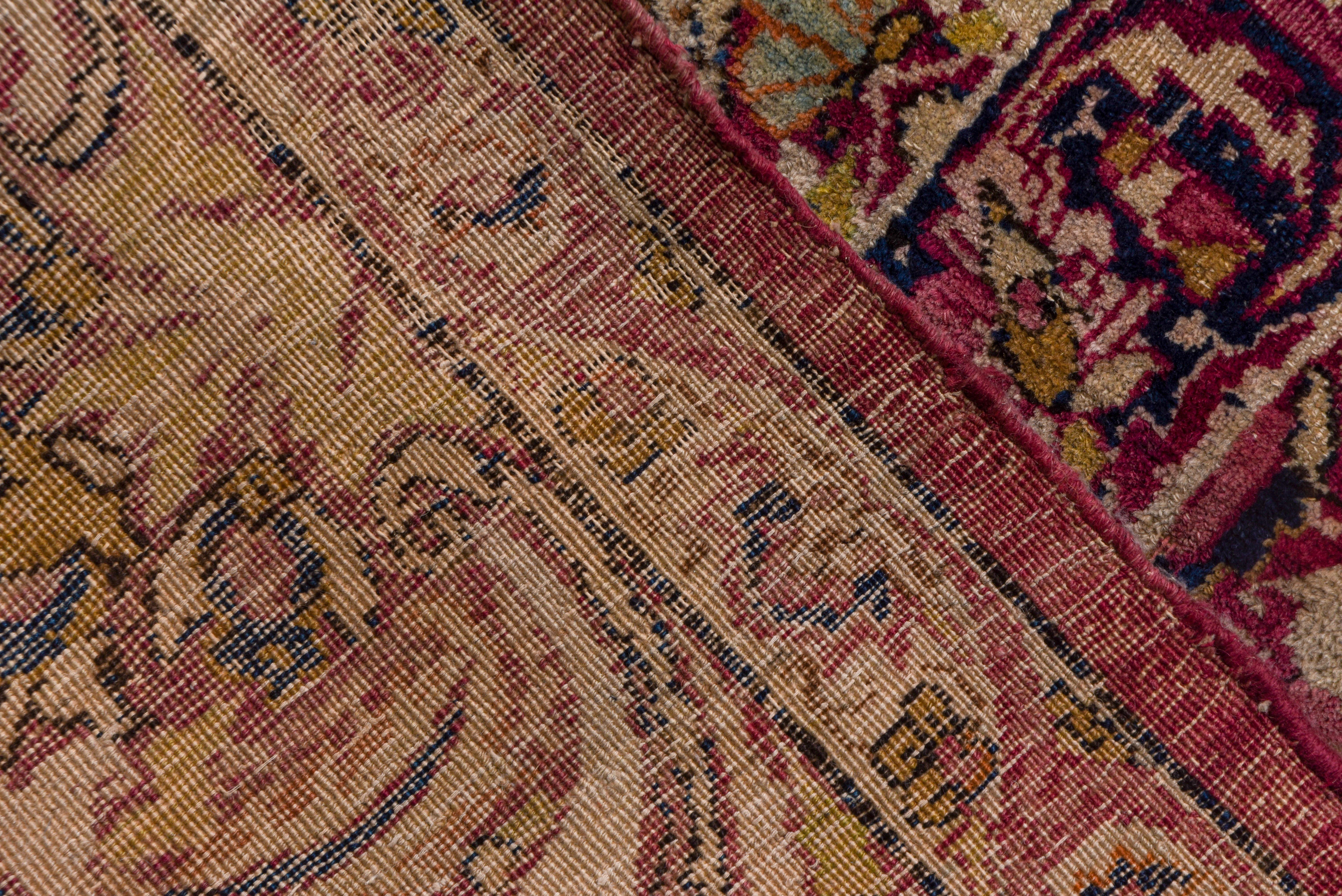 Lavar stellt einige der besten SE-Perserteppiche aus Kerman her, und hier ist ein besonders großes Stück mit ecrufarbenem Grund, auf dem sich oktogonale, runde und doppelt hängende Vierpassformen in Schattierungen von Hellblau, Rost, Elfenbein und