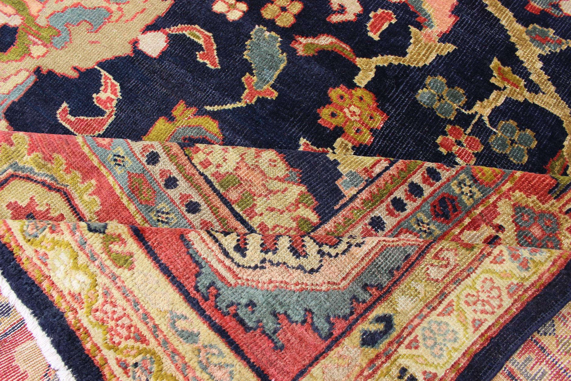 Tapis persan ancien de Sultanabad à fond bleu marine et bordure rouge rose en vente 1