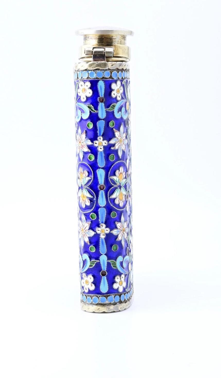 Precioso frasco antiguo ruso de plata esmaltada. La elaboración y los detalles de la petaca son fantásticos, con bellos esmaltes azules, verdes, amarillos, etc. Está muy bien hecha y es una obra de arte. Ya no se fabrican objetos tan bellos como