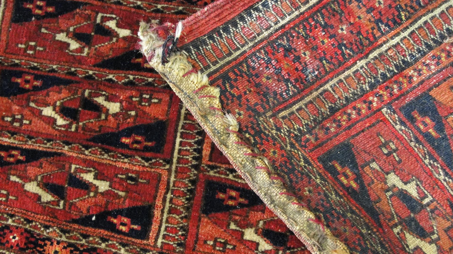   Embarquez pour un voyage dans le temps et découvrez la riche histoire des tapis turkmènes, témoignage des tribus nomades qui fabriquaient ces chefs-d'œuvre il y a plusieurs siècles. À une époque révolue, ces artisans utilisaient des matériaux