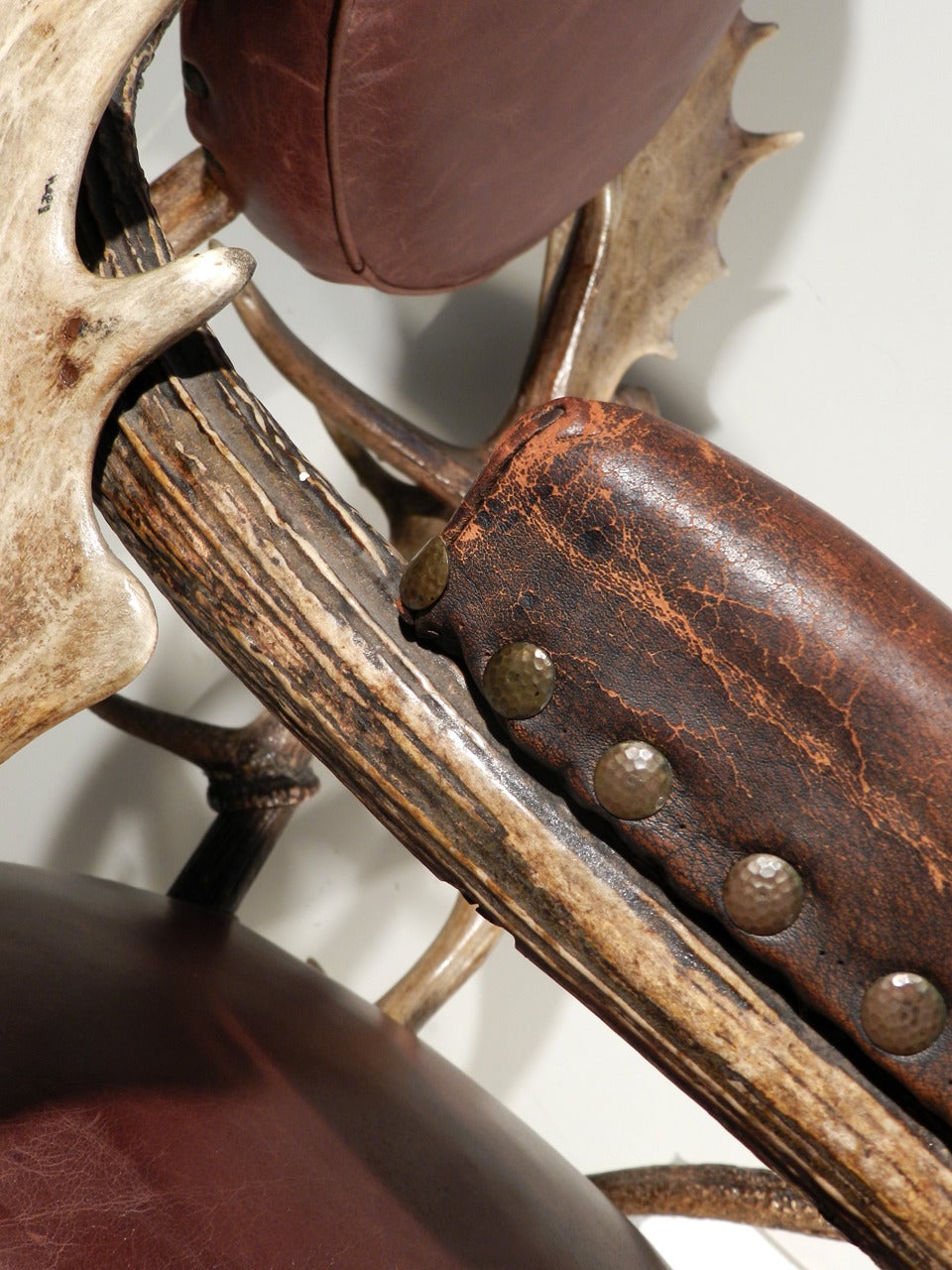 Trophies have been used decorate log cabins and hunting lodges for many a long years. The tradition goes back to the early 19th century. It takes some skill as well as a good eye to create a winning example like this. The original leather pads are