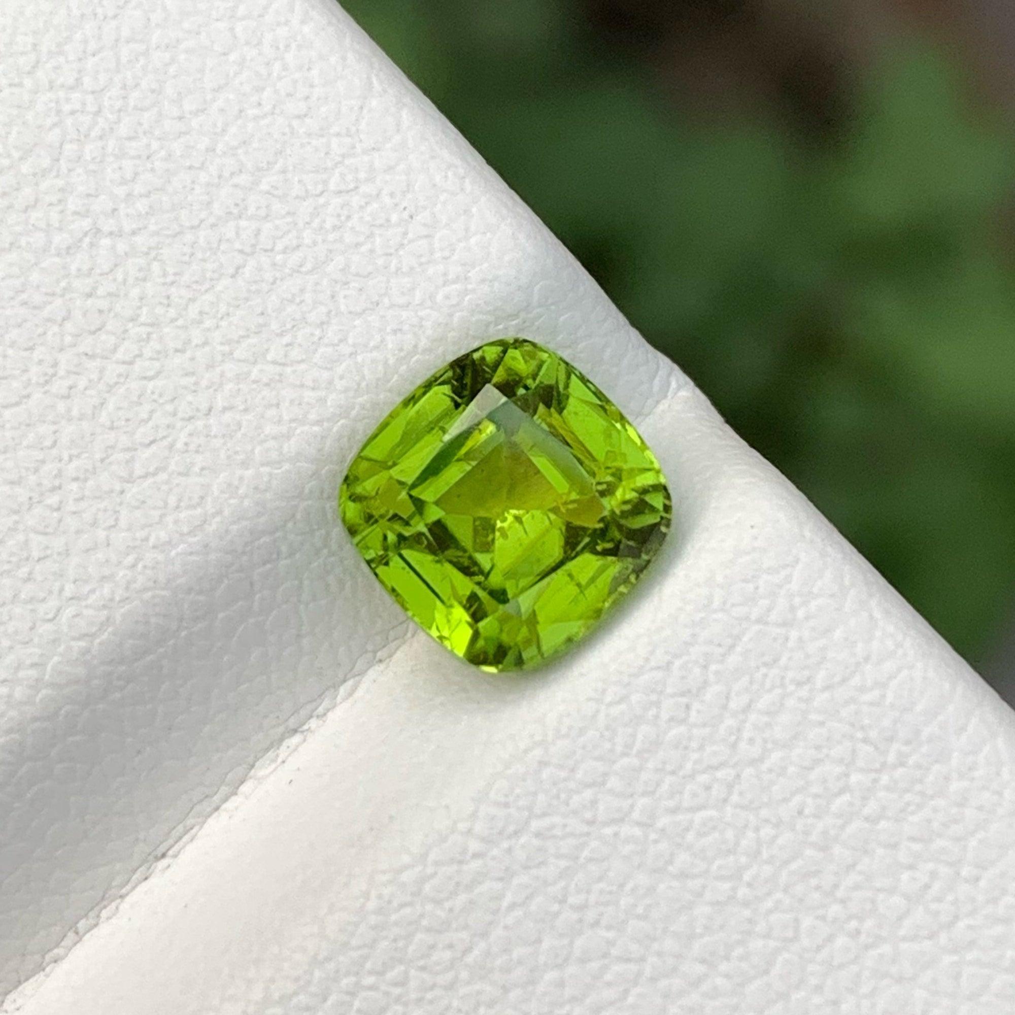 Modern Amazing Apple Green Peridot Gemstone 2.90 Carats Peridot Ring Jewelry For Sale