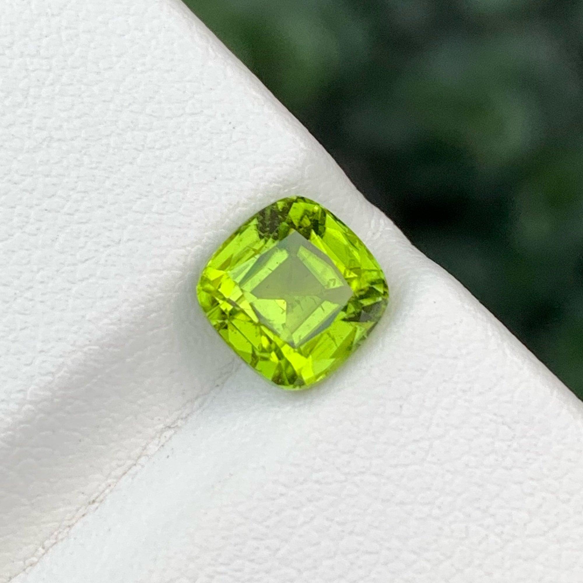 Cushion Cut Amazing Apple Green Peridot Gemstone 2.90 Carats Peridot Ring Jewelry For Sale