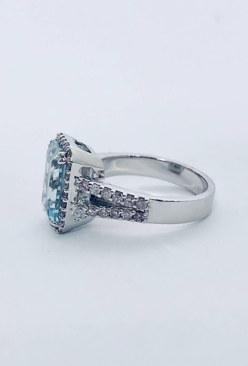 Contemporary Aquamarine Diamond 18 Karat White Gold Ring