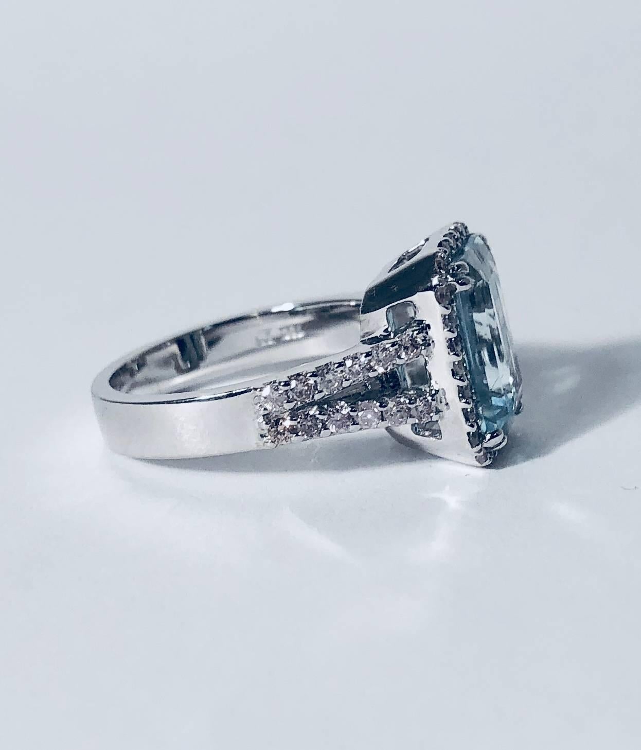 Aquamarine Diamond 18 Karat White Gold Ring In Excellent Condition In Palm Beach, FL