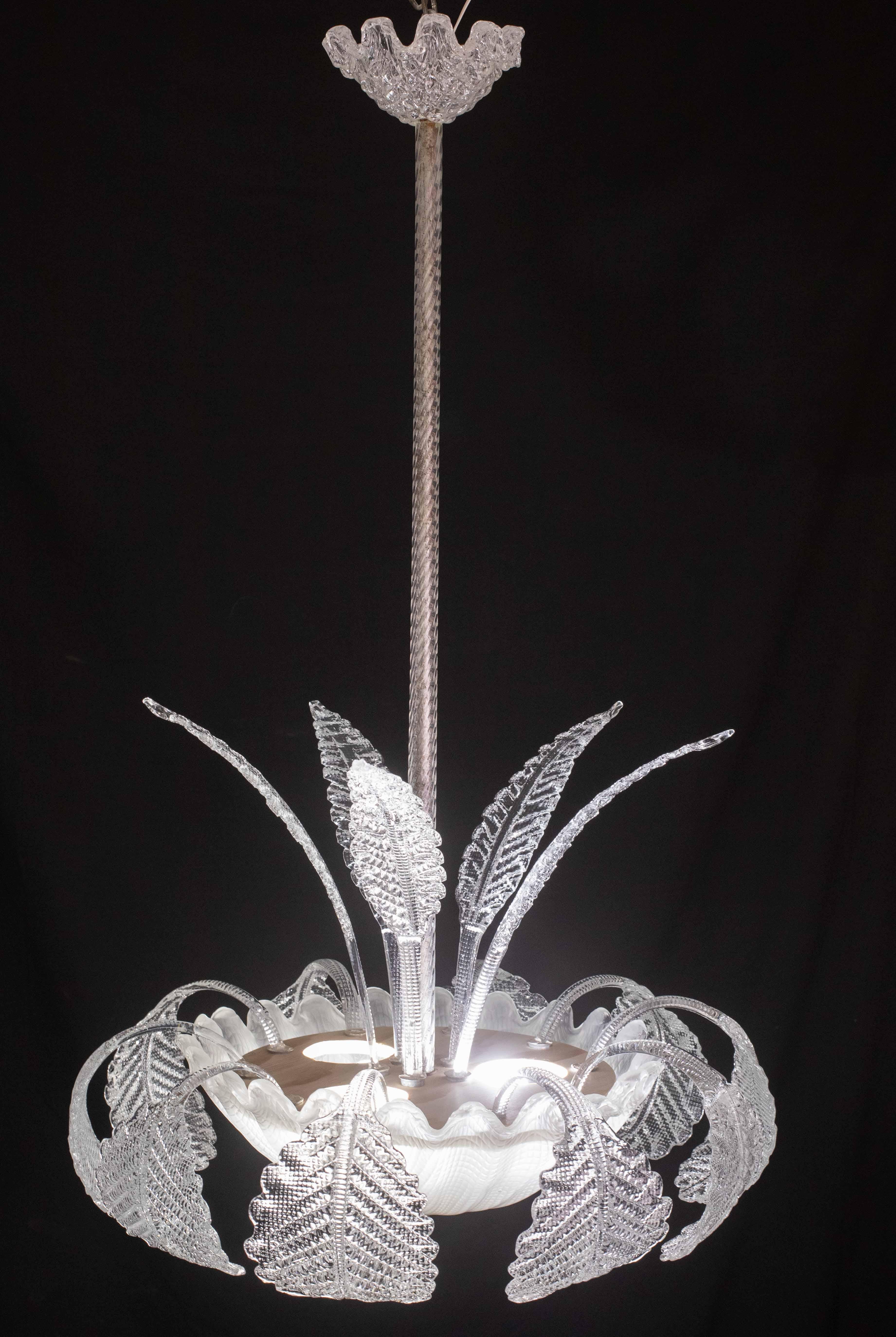 Außergewöhnlicher Art-déco-Kronleuchter der Glashütte Barovier&Toso aus den 1940er-1950er Jahren.
Der Kronleuchter ist 110 Zentimeter hoch und 65 Zentimeter breit.
Er fasst drei E27-Lampen, die für Usa-Standards umschaltbar sind. Der Kronleuchter
