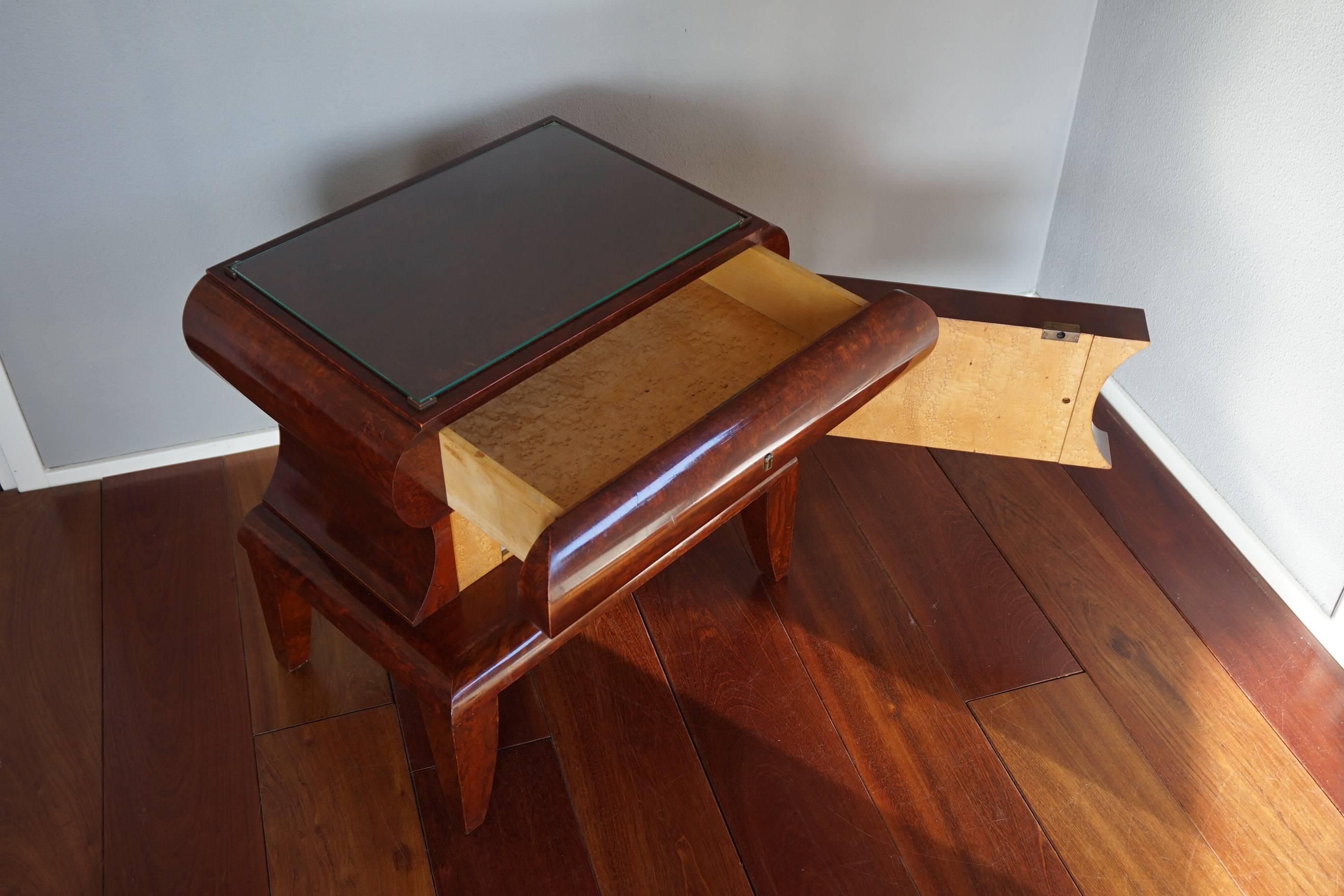 Stunning Art Deco Burl Walnut Nightstands / Bedside tables w. Porcelain Interior In Good Condition In Lisse, NL