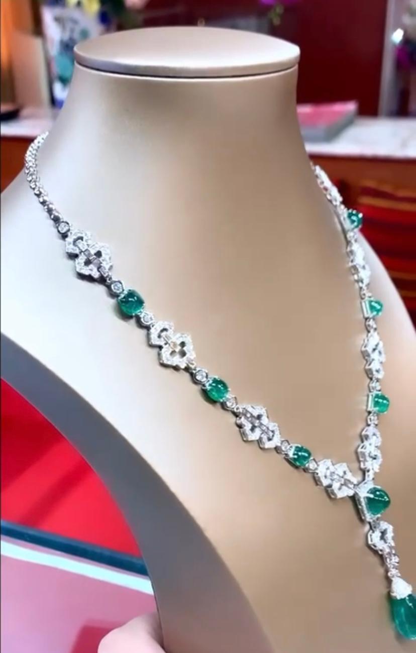 Taille cabochon AIG certifiée 33,91 carats d'émeraudes et 5,83 carats de diamants sur collier en or 18 carats en vente