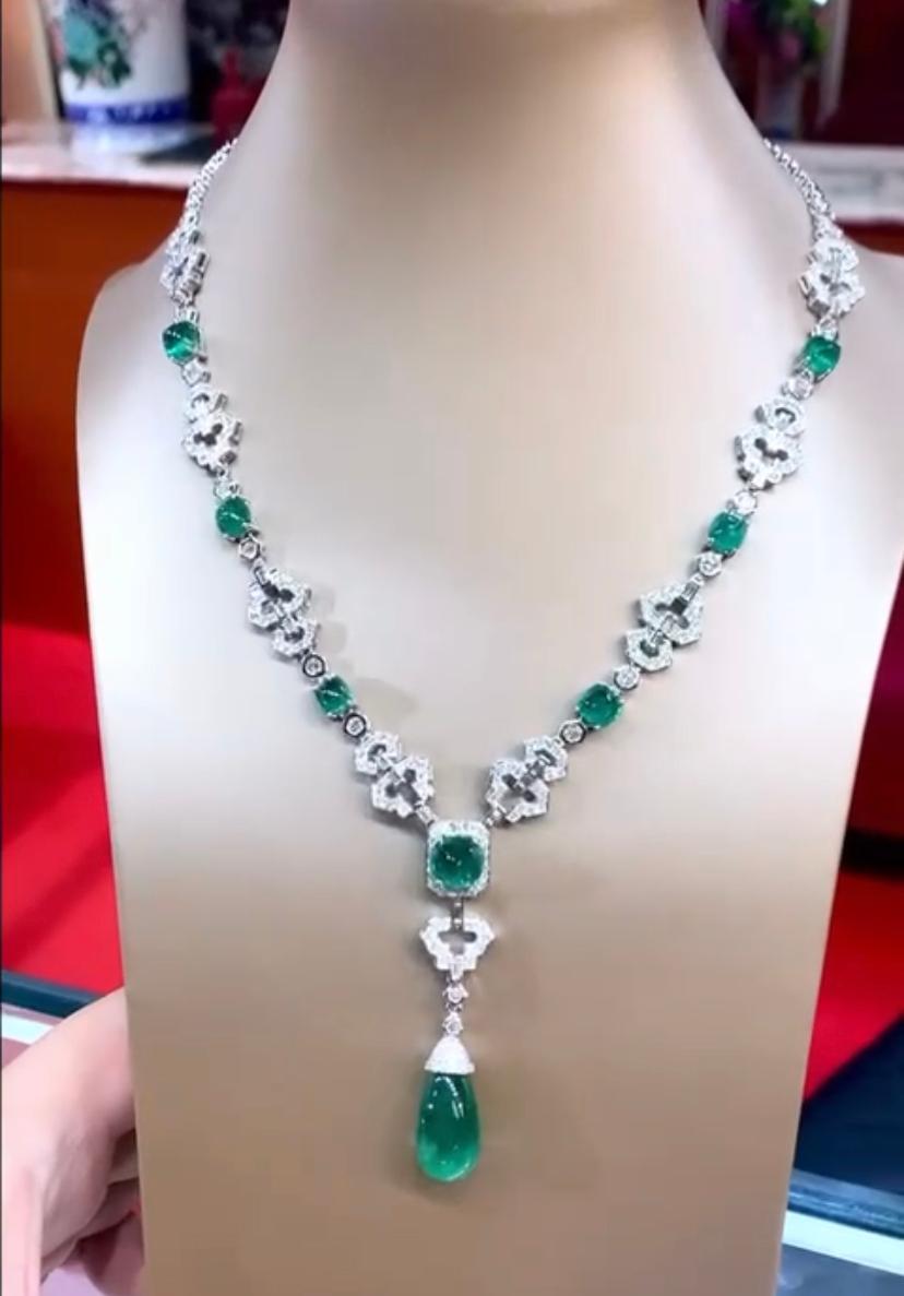 AIG certifiée 33,91 carats d'émeraudes et 5,83 carats de diamants sur collier en or 18 carats Pour femmes en vente