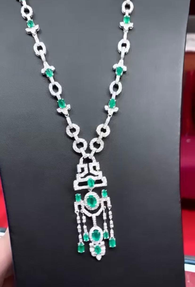 An exquisite Art Deco style, so glamour and refined , with emeralds beads, emeralds and diamonds, on necklace in 18k gold .
Necklace come with emeralds beads, emeralds stones from Zambia of 10,53 carats, fine quality, and natural diamonds of 5,12