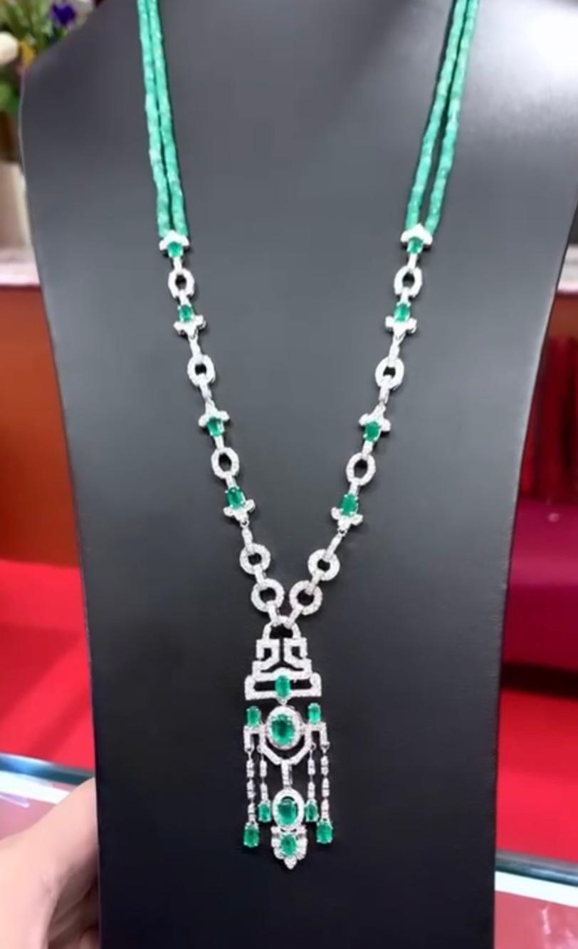 Amazing Art Deco Design with 15.65 Carats of Emeralds and Diamonds on Necklace For Sale 1