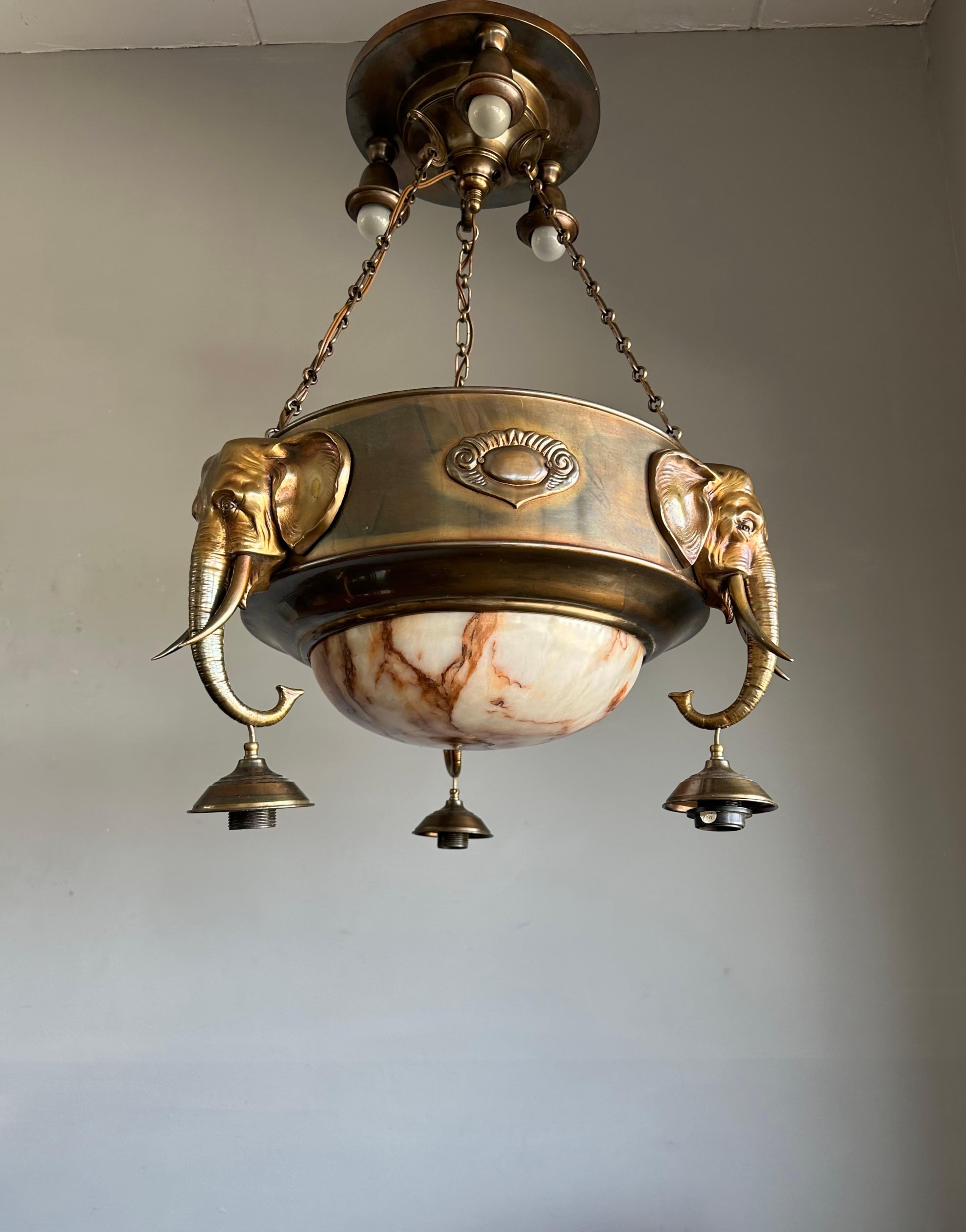 Außergewöhnlicher Art Deco & Koi Farb-Kronleuchter aus Alabaster und Messing mit Elefantenskulpturen aus Messing im Angebot 4