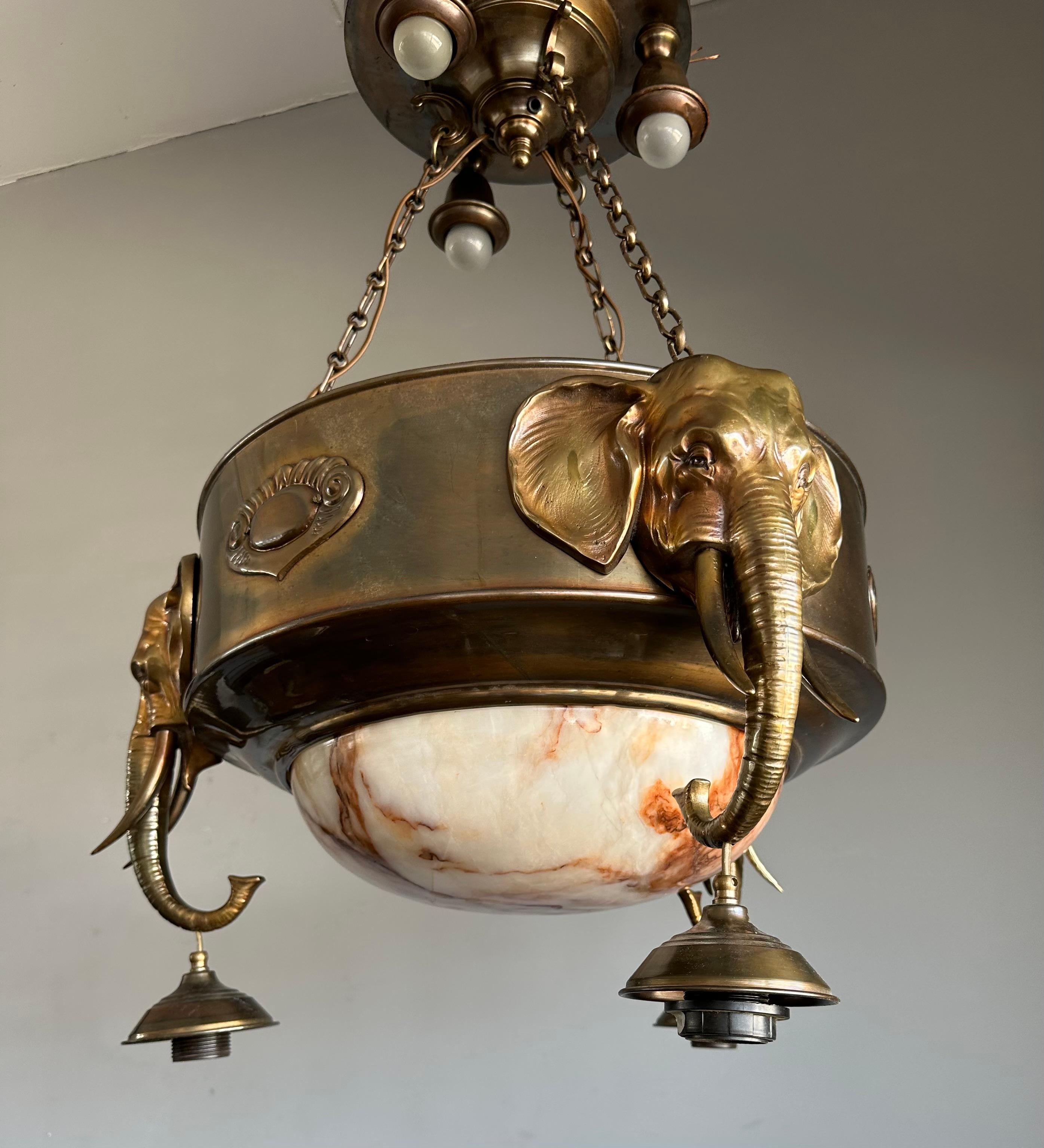 Außergewöhnlicher Art Deco & Koi Farb-Kronleuchter aus Alabaster und Messing mit Elefantenskulpturen aus Messing im Angebot 7