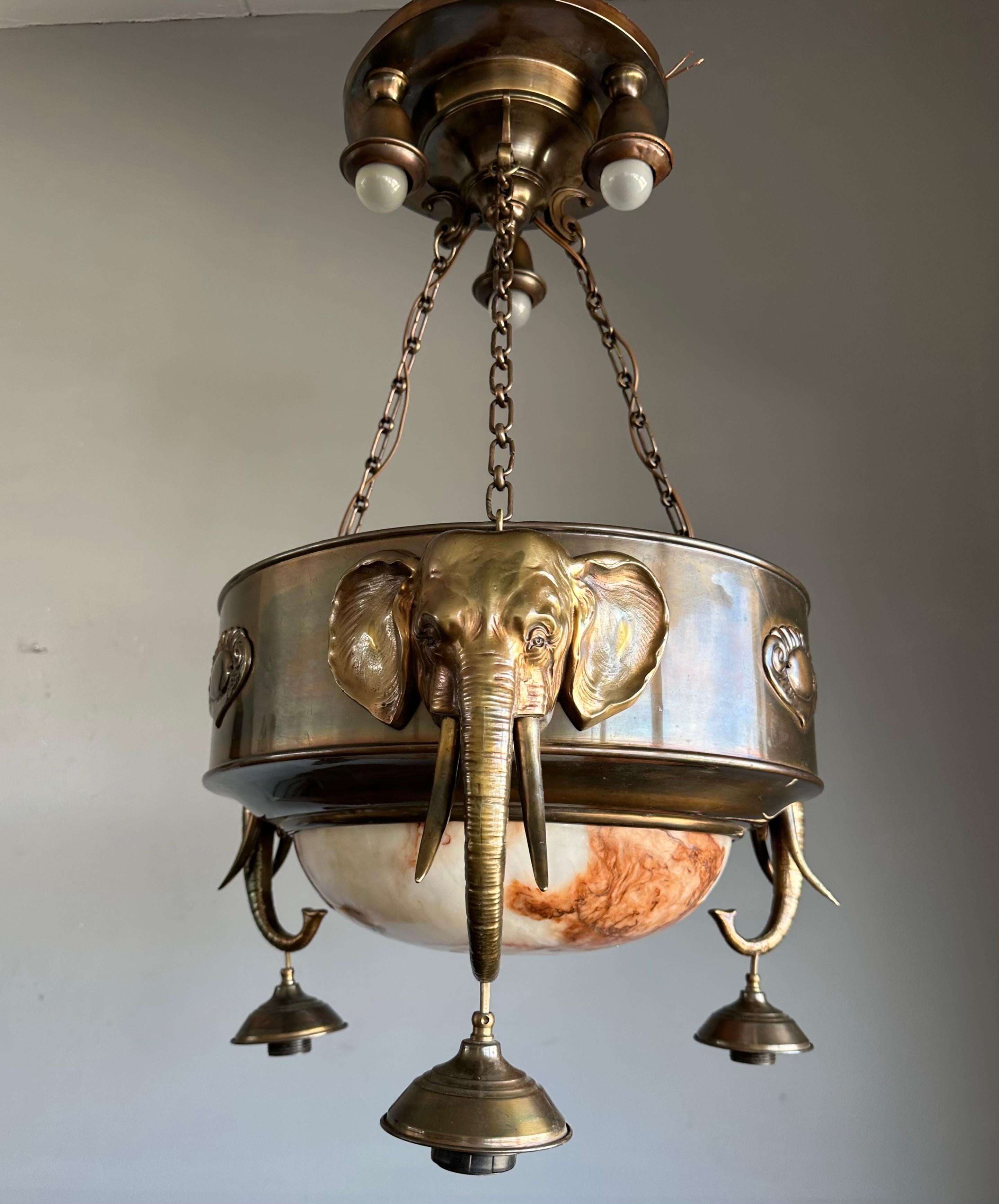 Außergewöhnlicher Art Deco & Koi Farb-Kronleuchter aus Alabaster und Messing mit Elefantenskulpturen aus Messing im Angebot 8