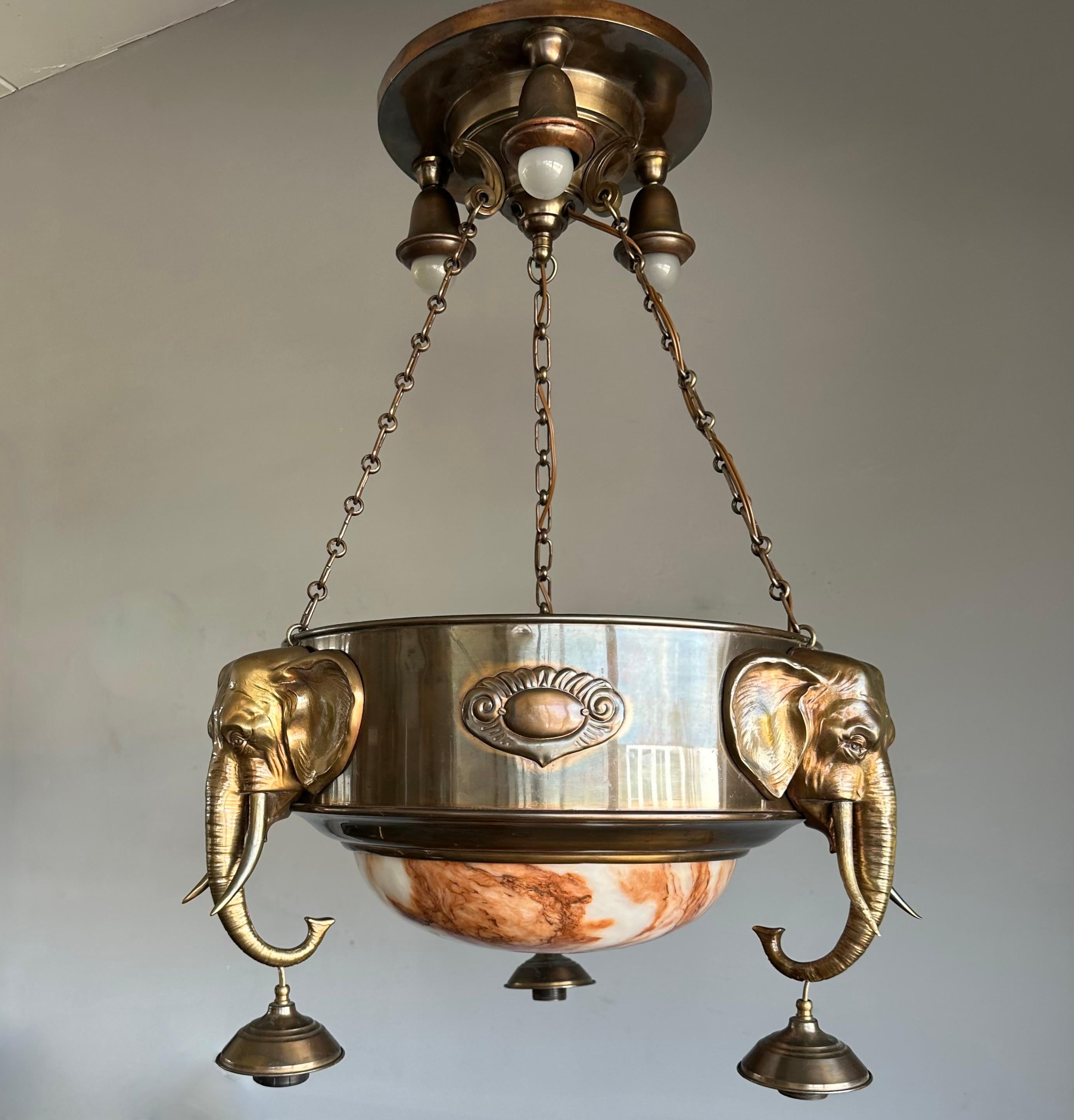 Außergewöhnlicher Art Deco & Koi Farb-Kronleuchter aus Alabaster und Messing mit Elefantenskulpturen aus Messing (Art déco) im Angebot