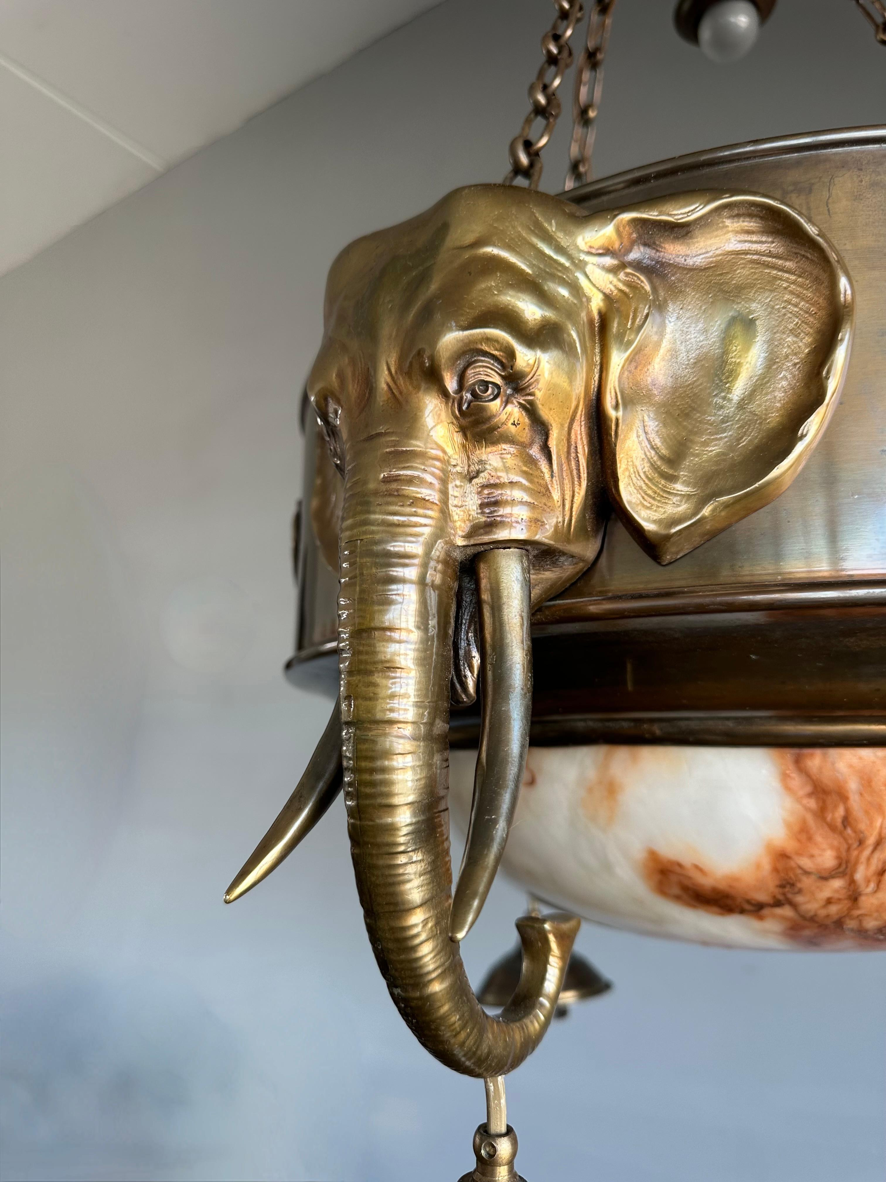 Außergewöhnlicher Art Deco & Koi Farb-Kronleuchter aus Alabaster und Messing mit Elefantenskulpturen aus Messing (Bronziert) im Angebot