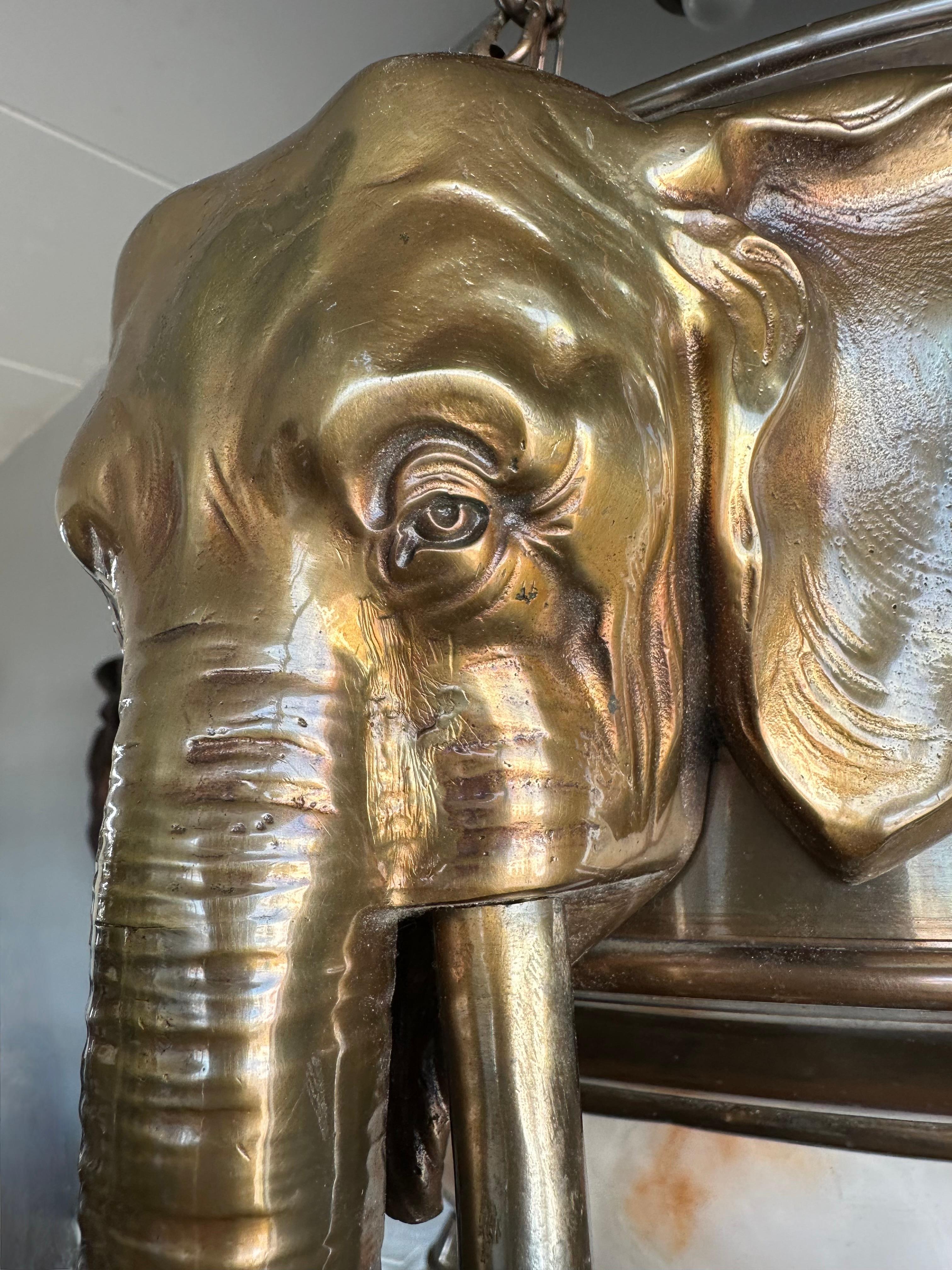 Außergewöhnlicher Art Deco & Koi Farb-Kronleuchter aus Alabaster und Messing mit Elefantenskulpturen aus Messing im Zustand „Gut“ im Angebot in Lisse, NL