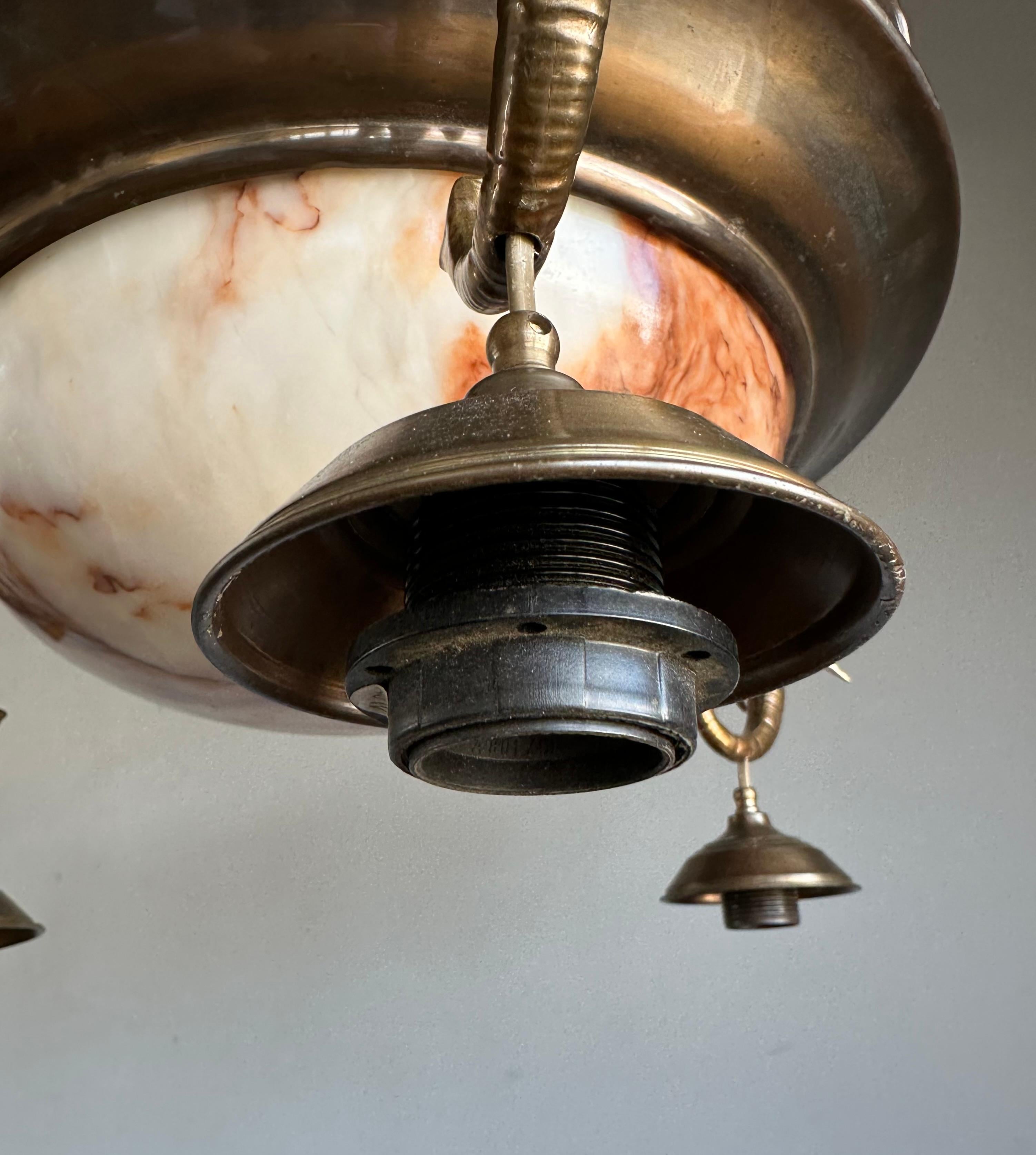Außergewöhnlicher Art Deco & Koi Farb-Kronleuchter aus Alabaster und Messing mit Elefantenskulpturen aus Messing im Angebot 1