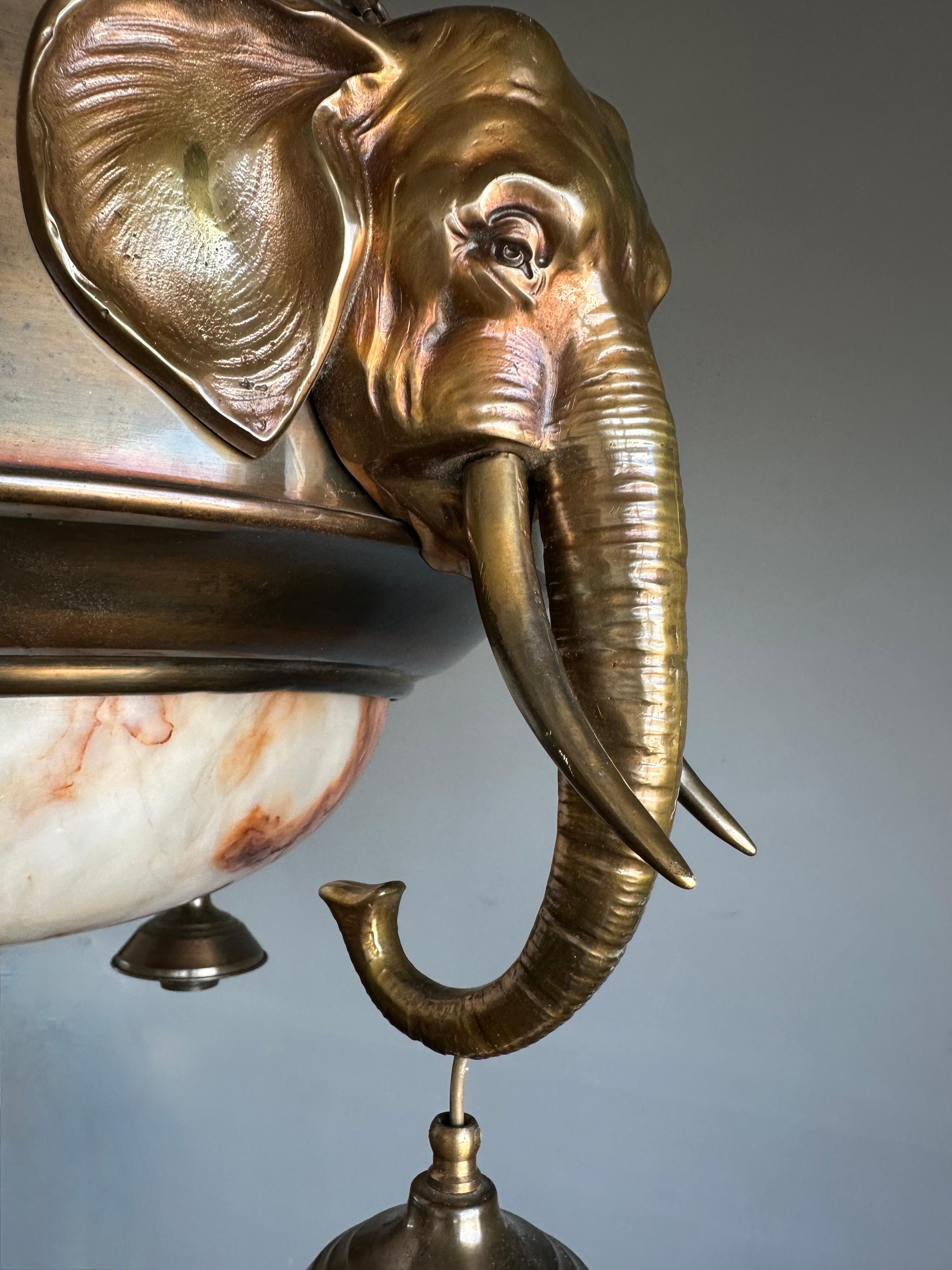 Außergewöhnlicher Art Deco & Koi Farb-Kronleuchter aus Alabaster und Messing mit Elefantenskulpturen aus Messing im Angebot 2