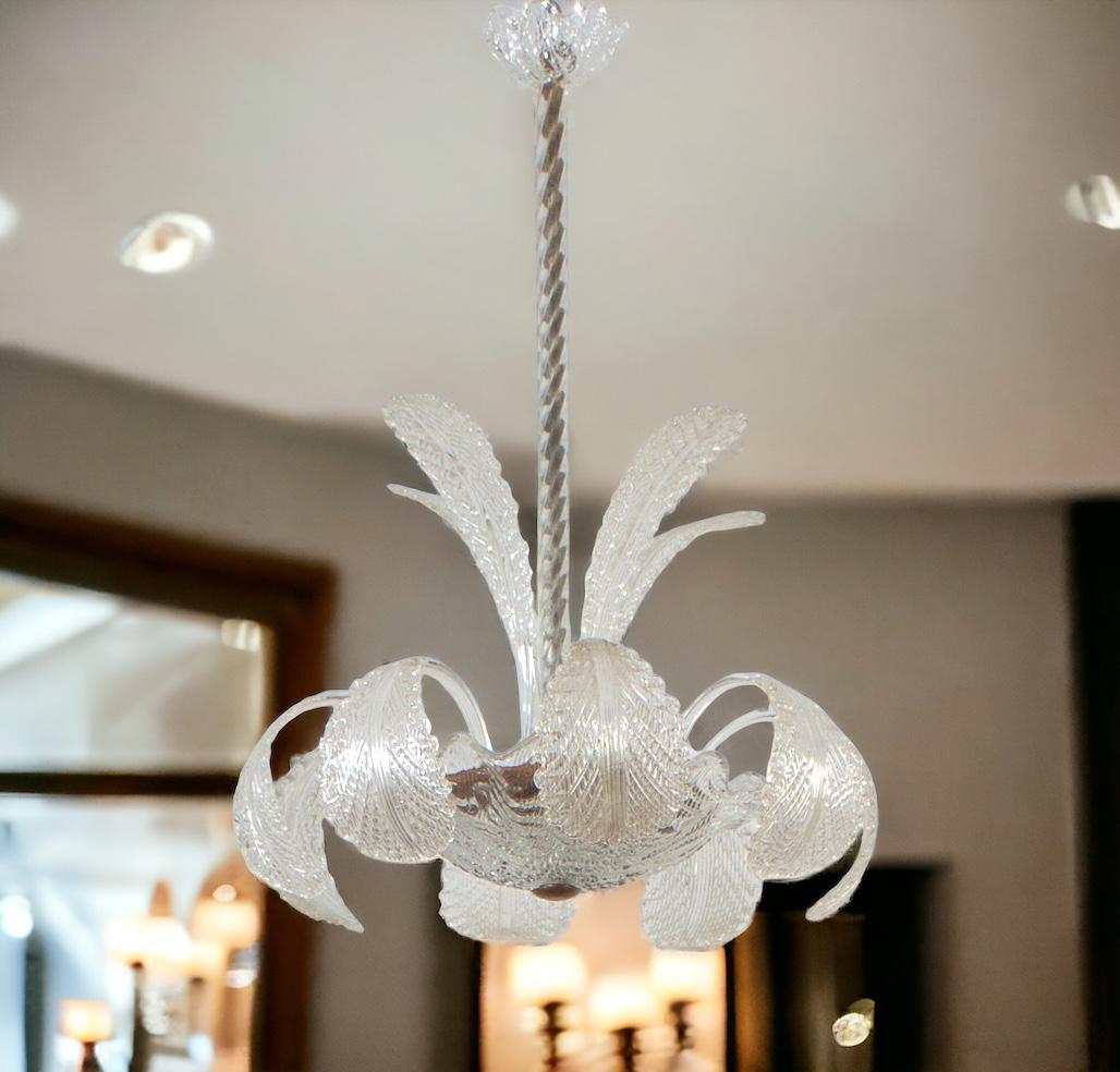 Incantevole lampadario in vetro di Murano soffiato a mano di Ercole Barovier.
Eccellenti condizioni vintage.
Tre lampadine E 27.